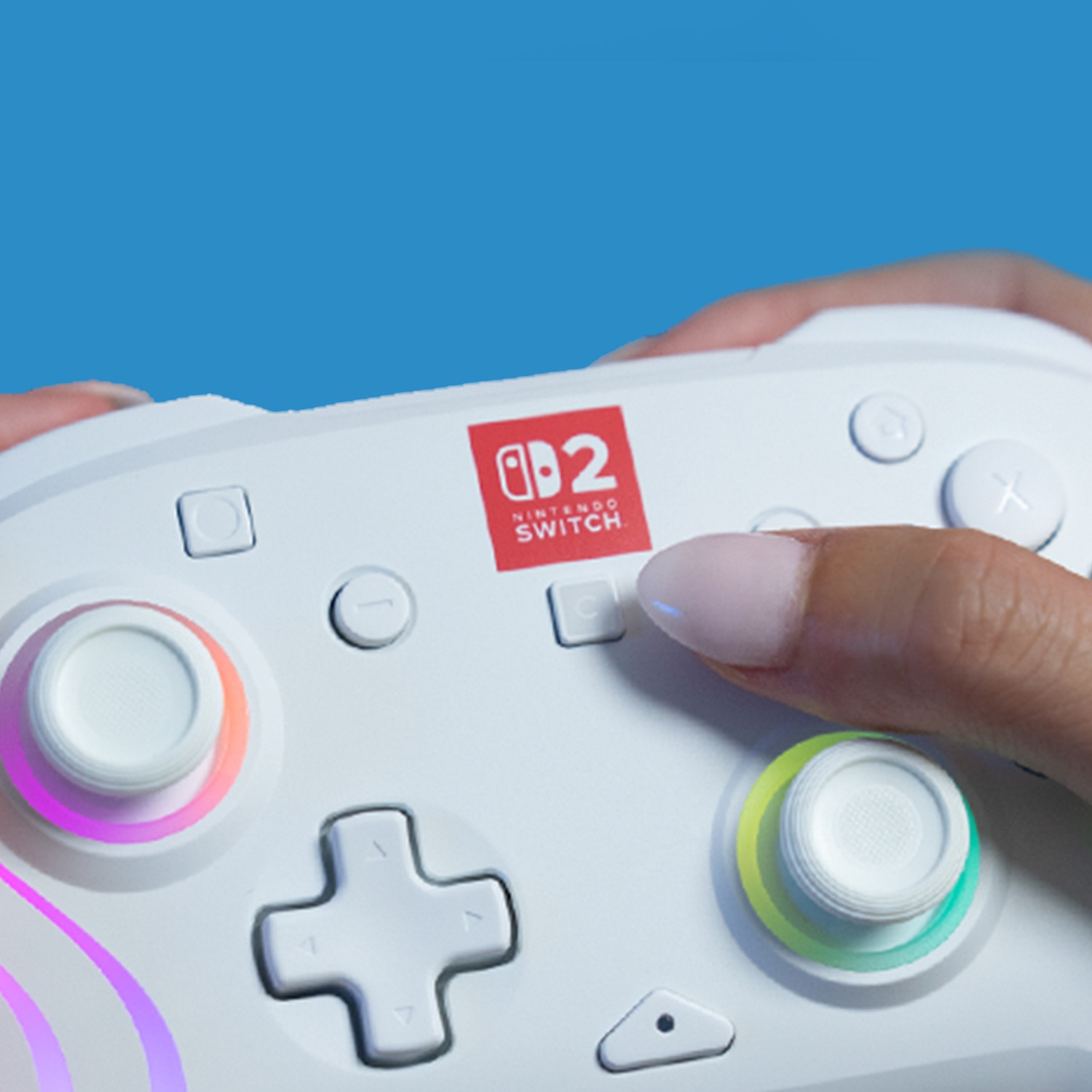 Manette blanche Nintendo Switch avec logo rouge, tenue par des mains.