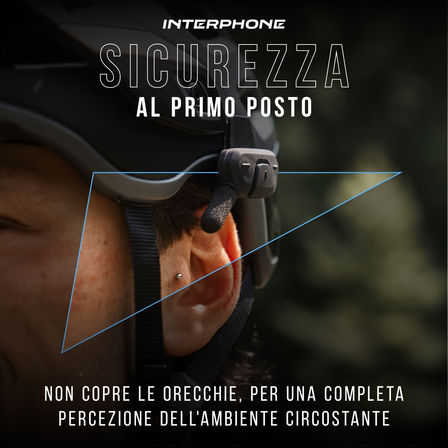Primo piano di casco e orecchio con testo che enfatizza la sicurezza.