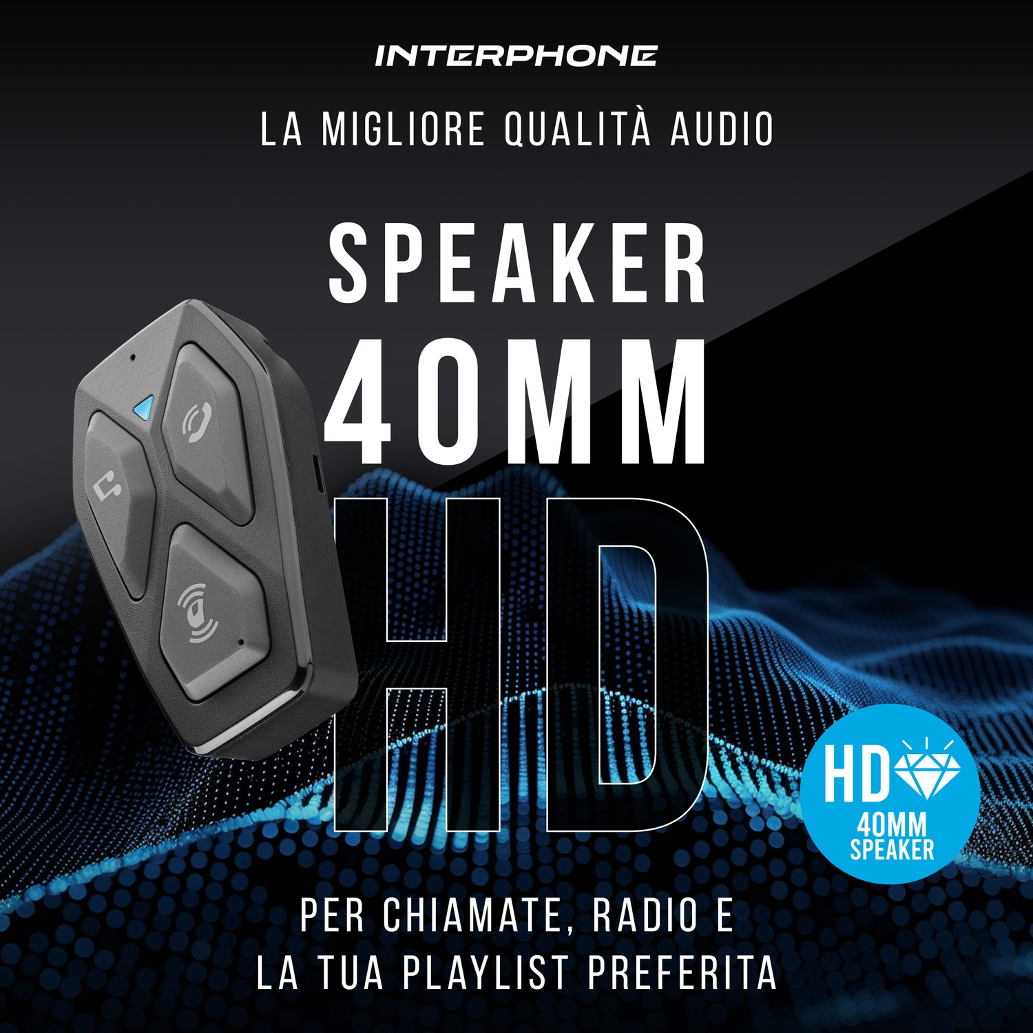 Un controller per altoparlante interfono grigio con accenti blu su sfondo a onde blu.