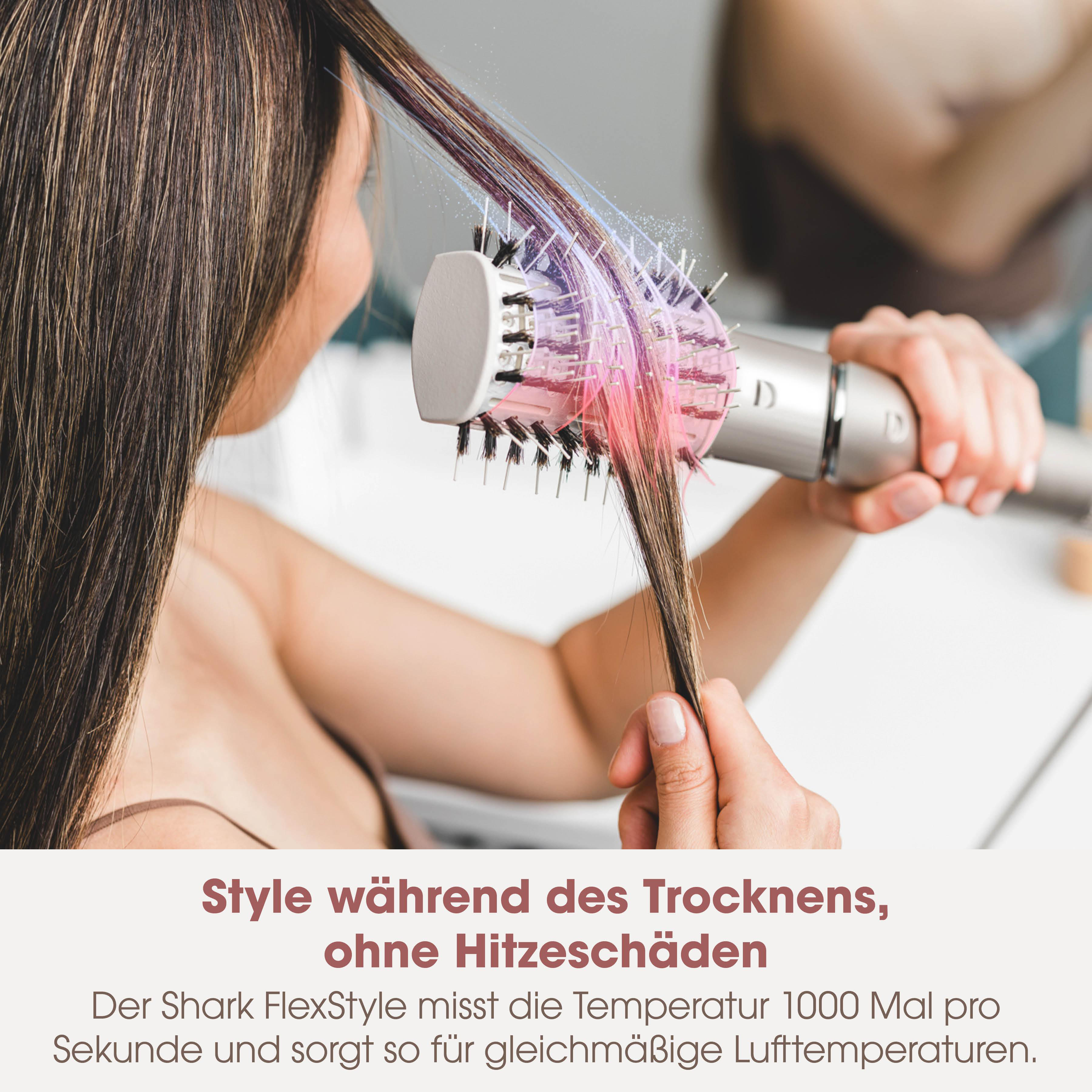 Eine Frau stylt ihr braunes Haar mit einem Lockenstab, der Luft ausstößt.
