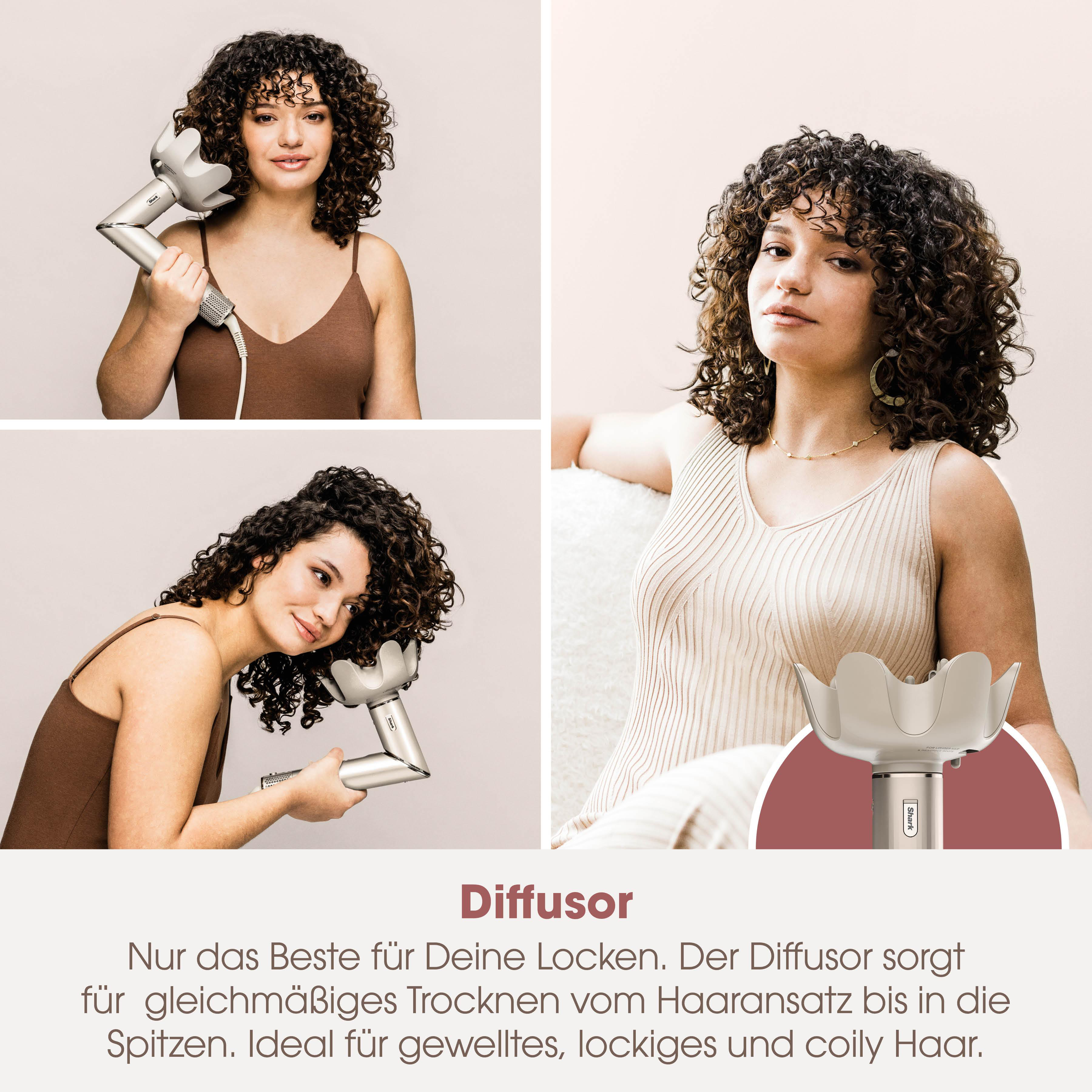 Eine Frau mit lockigem Haar hält einen silbernen Diffusor für einen Haartrockner.