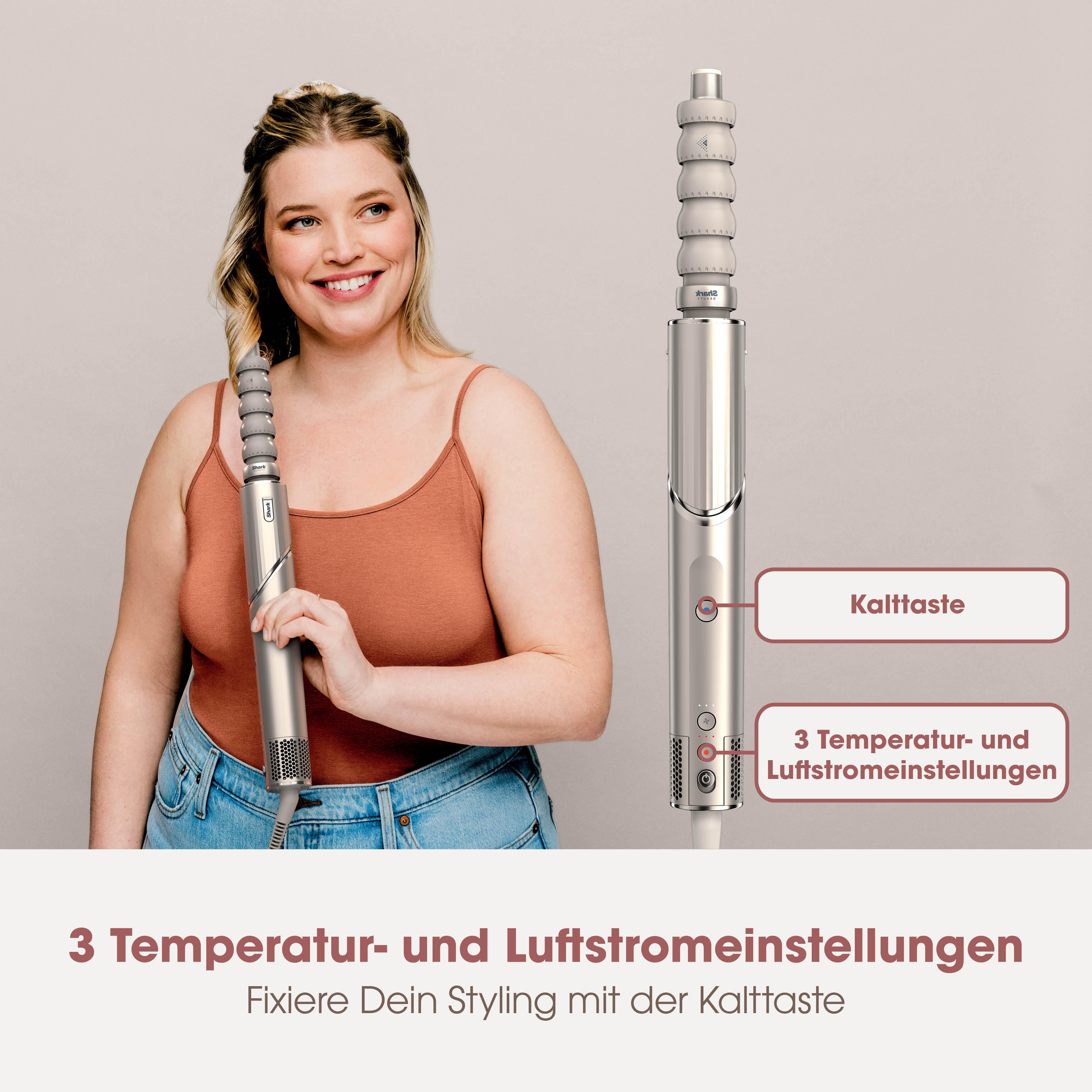 Eine Frau hält einen Lockenstab, daneben ein Gerät mit Temperaturwahl.