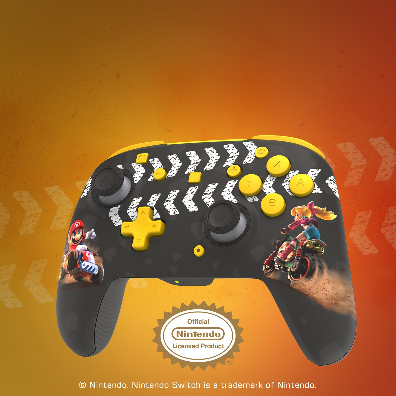 Une manette noire Nintendo avec Mario et Peach sur des motos, sur fond orange.