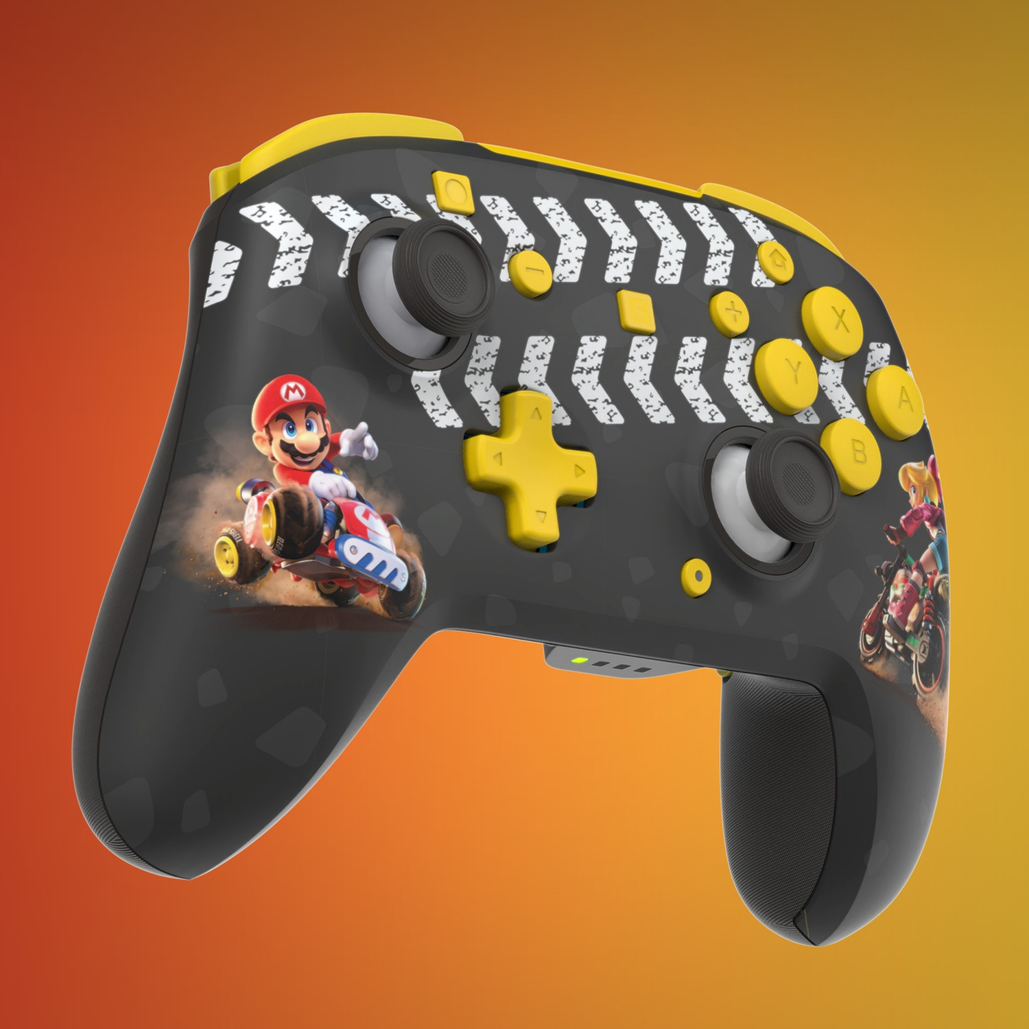 Manette noire avec personnages Mario Kart, boutons jaunes et traces de pneus.
