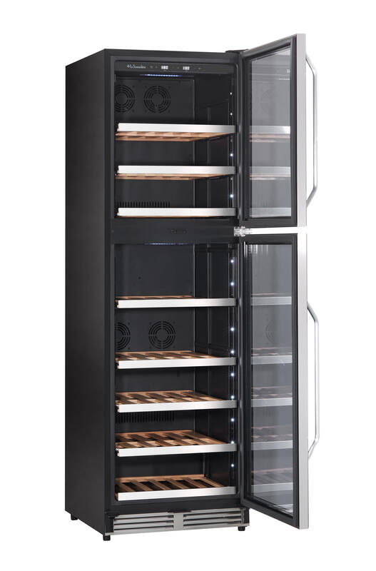 Ein offener schwarzer Weinkühlschrank mit Glastüren und Holzböden.
