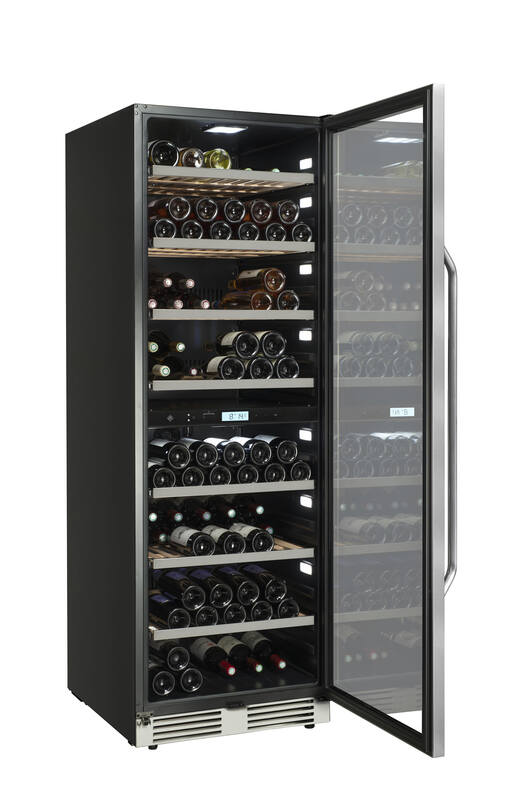 Ein freistehender Weinkühlschrank mit Glas- und Metalltür, gefüllt mit Wein- und Champagnerflaschen.