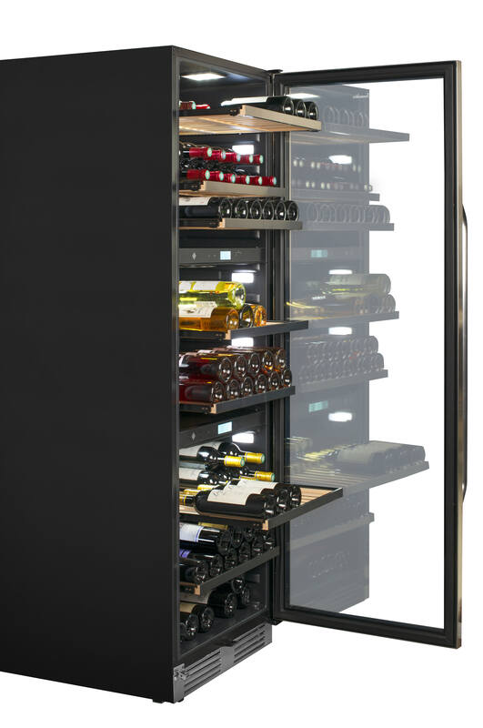 Ein schwarzer Weinkühlschrank mit Glastür, gefüllt mit Flaschen auf mehreren Regalen.