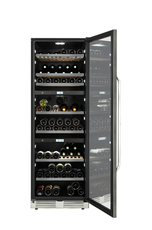 Ein offener Weinkühlschrank mit vielen Flaschen auf mehreren Regalen.