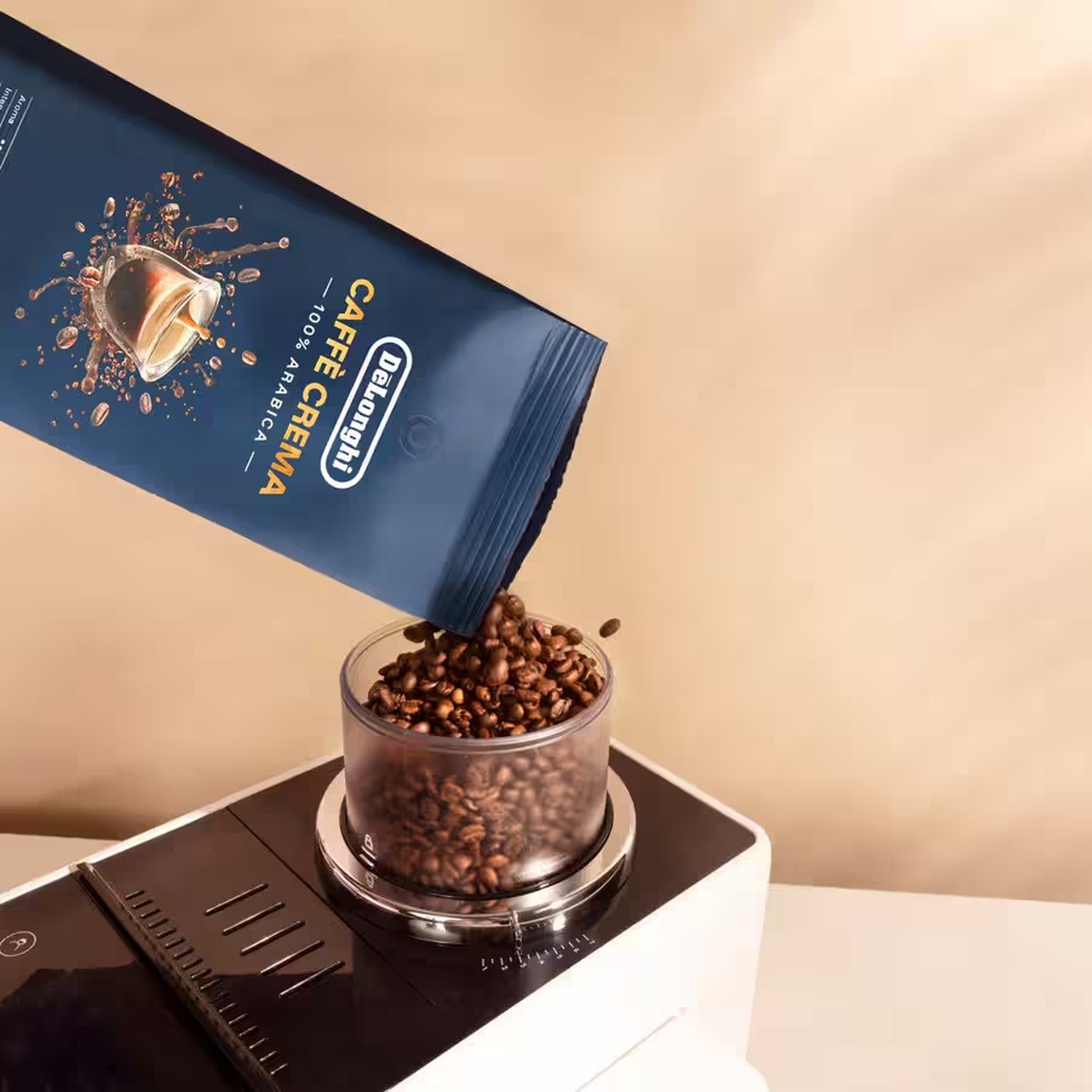 Un sacchetto di chicchi di caffè DeLonghi Caffe Crema viene versato in un contenitore trasparente.