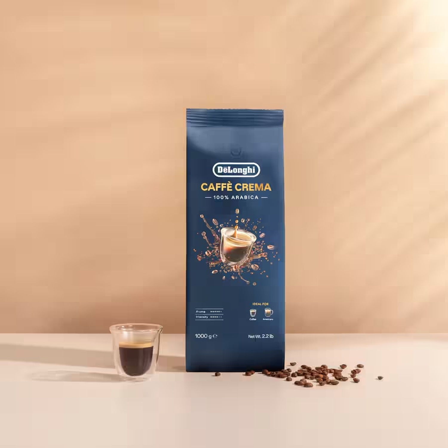 Un sacchetto blu DeLonghi Caffè Crema 100% Arabica con una tazzina da espresso.