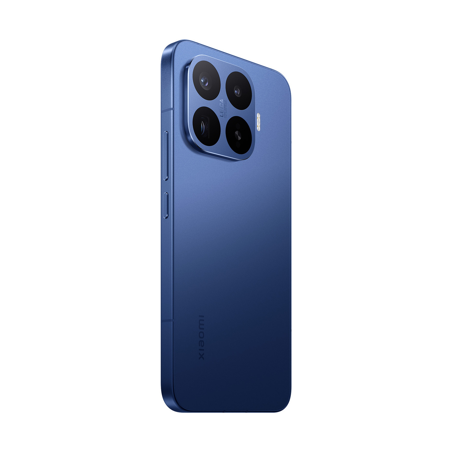 Uno smartphone blu con quattro lenti sul retro, su sfondo bianco.