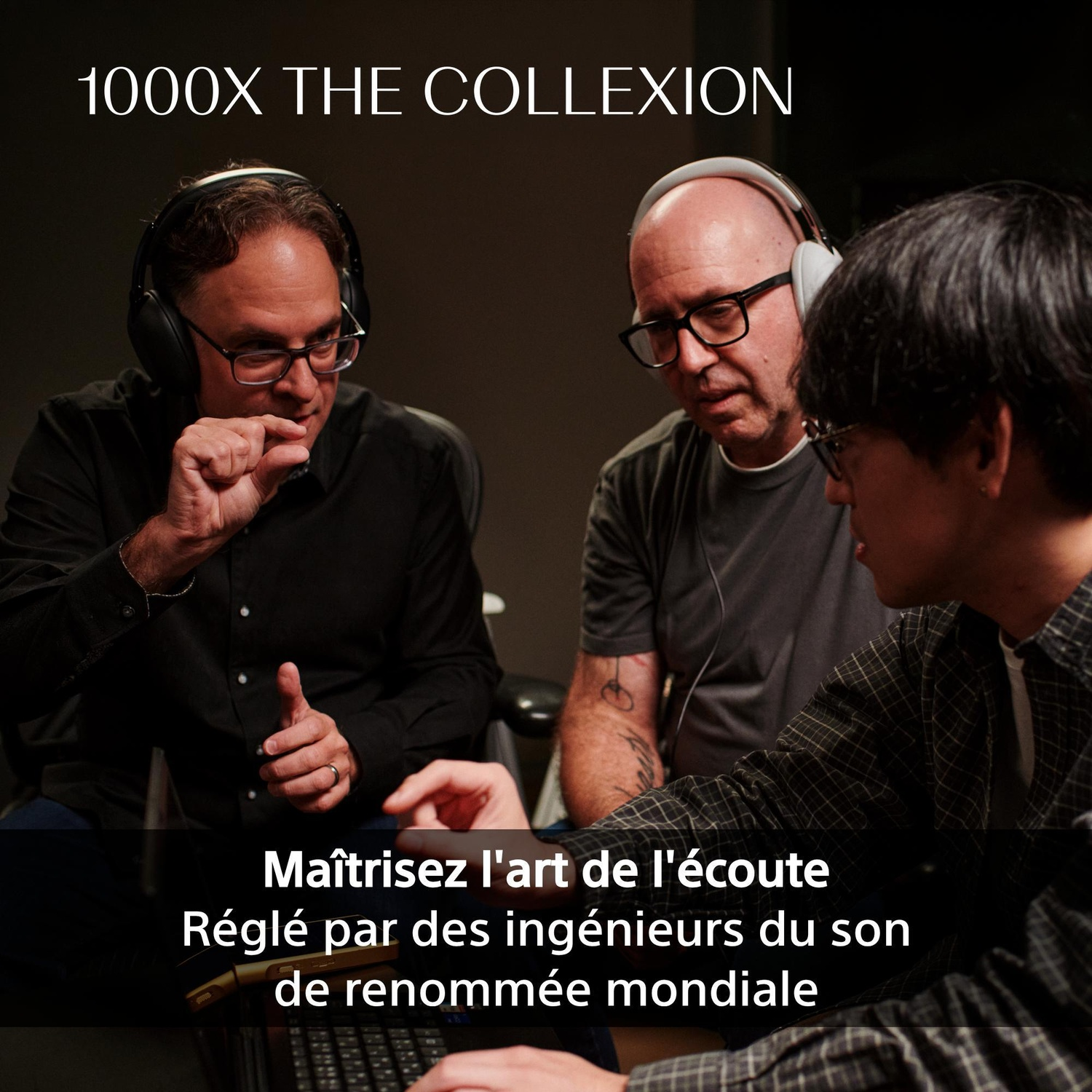 Trois hommes portant des écouteurs en studio, l'un parle et fait des gestes.