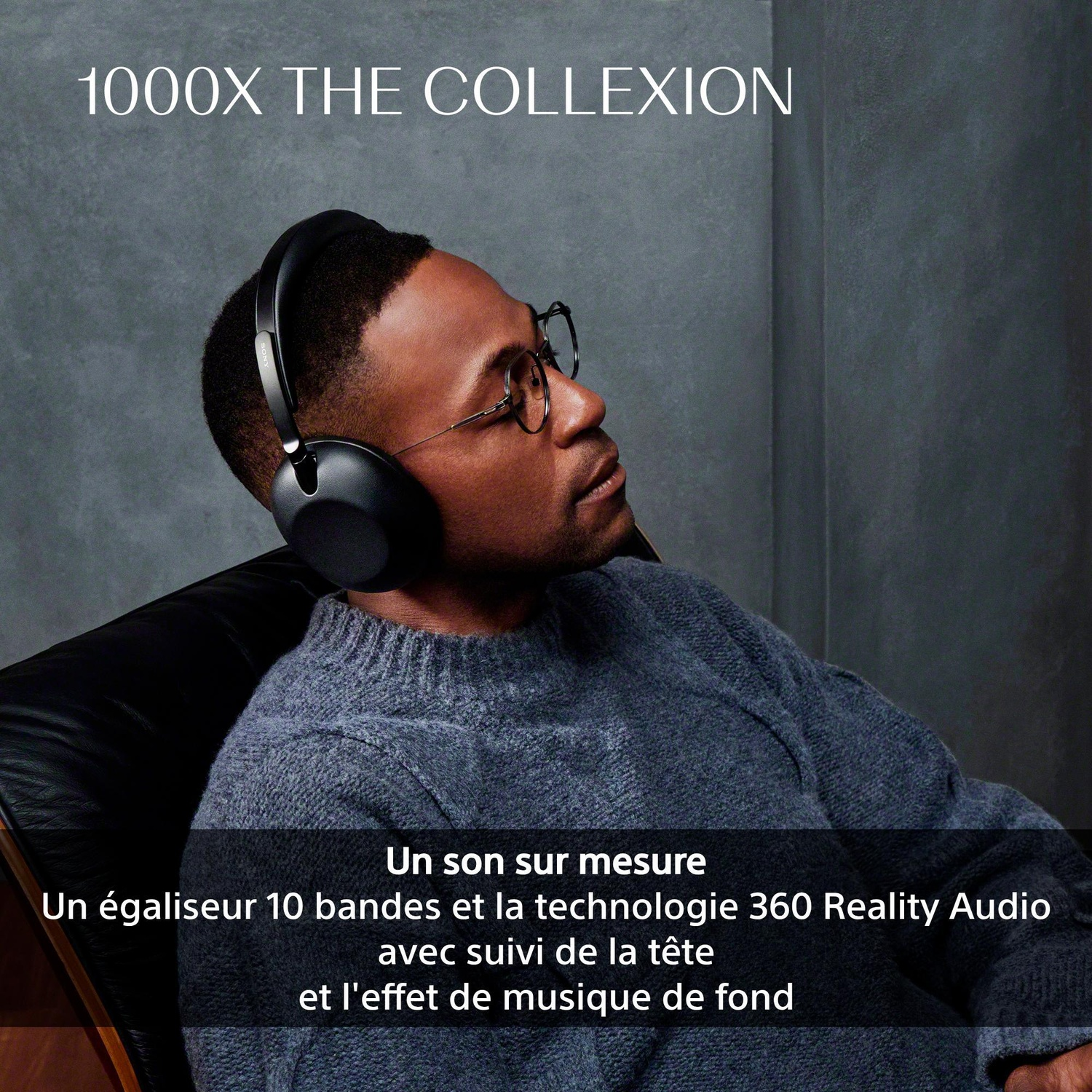 Homme portant un casque et des lunettes assis sur une chaise écoutant de la musique.