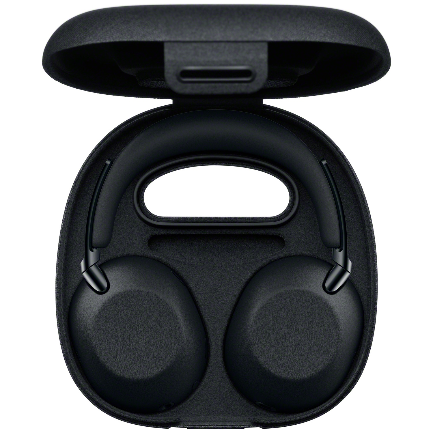 Casque noir dans un étui noir ouvert.