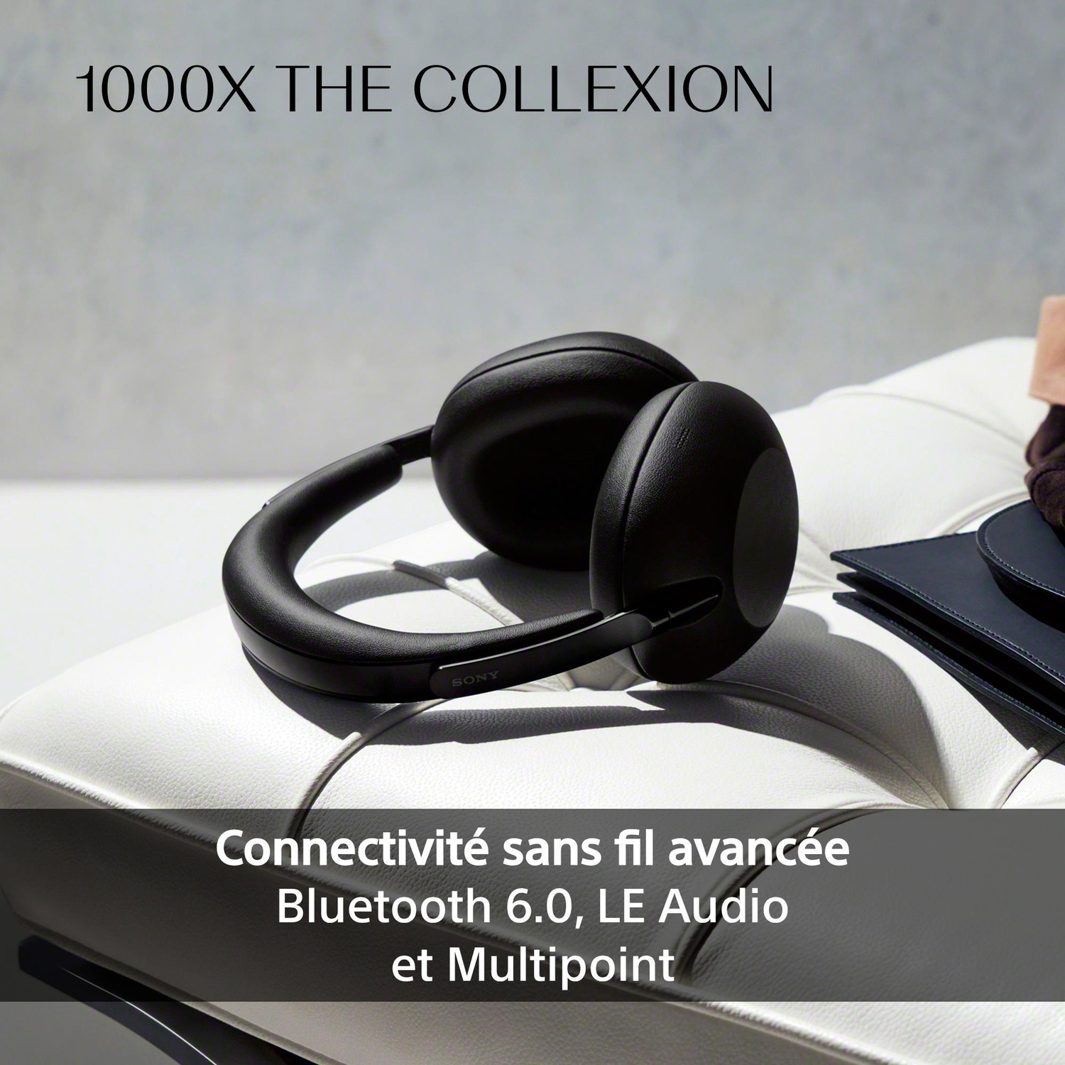 Casque noir posé sur un canapé en cuir blanc. Texte superposé.