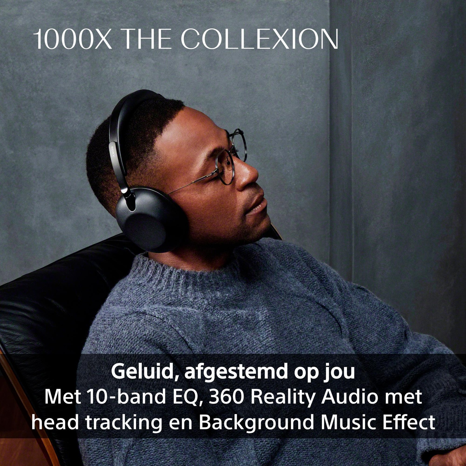 Man met koptelefoon zit en luistert muziek. Tekst: 1000X THE COLLEXION.