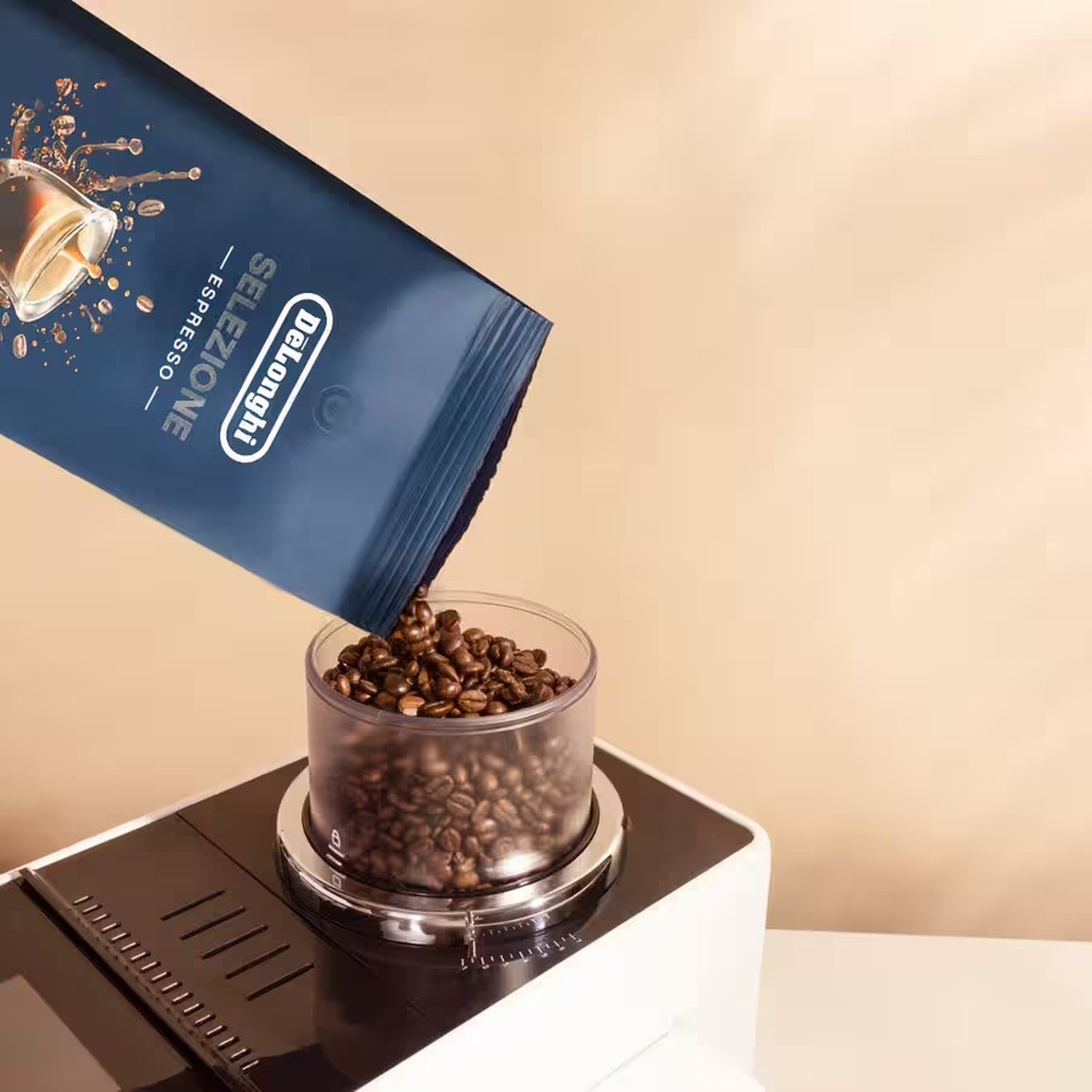 Una busta blu di caffè De'Longhi versa chicchi in un contenitore trasparente su una macchina da caffè.