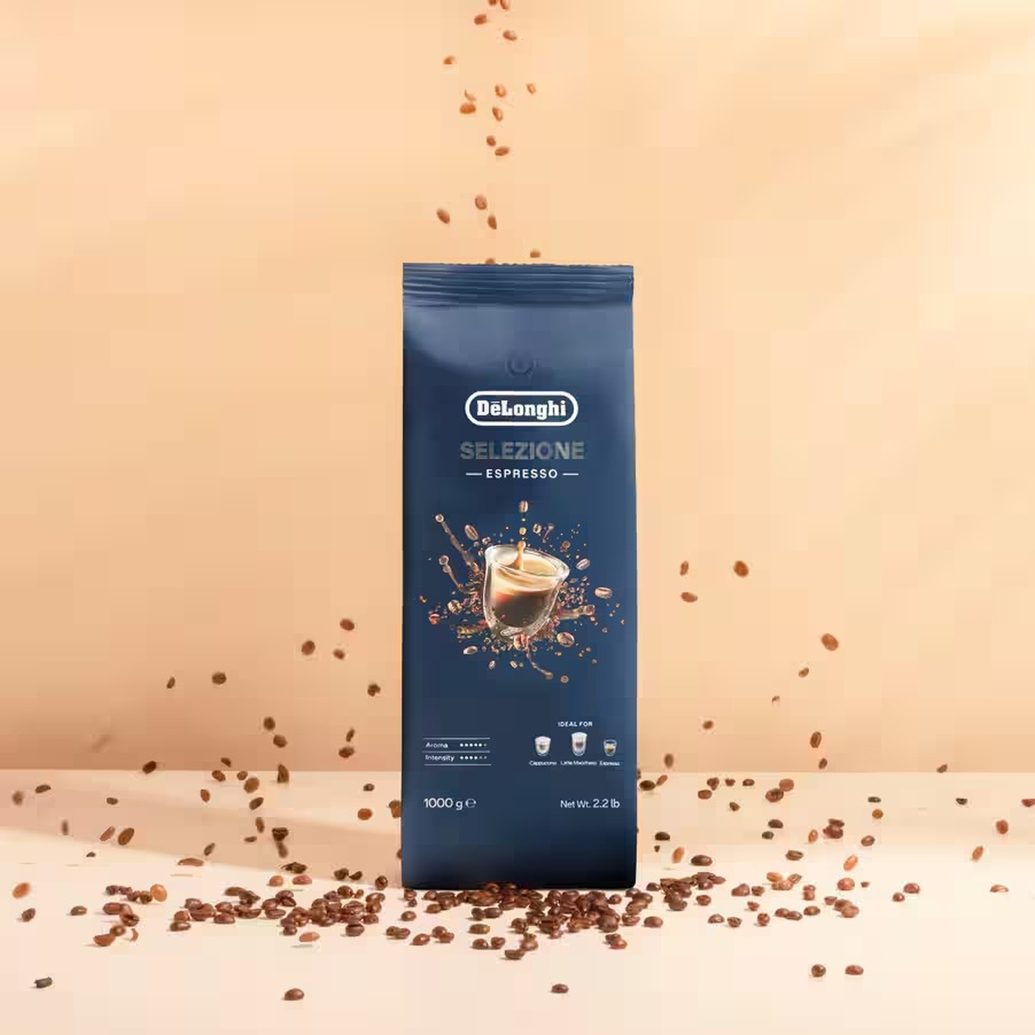 Sacchetto blu scuro di caffè espresso DeLonghi con chicchi di caffè che cadono.
