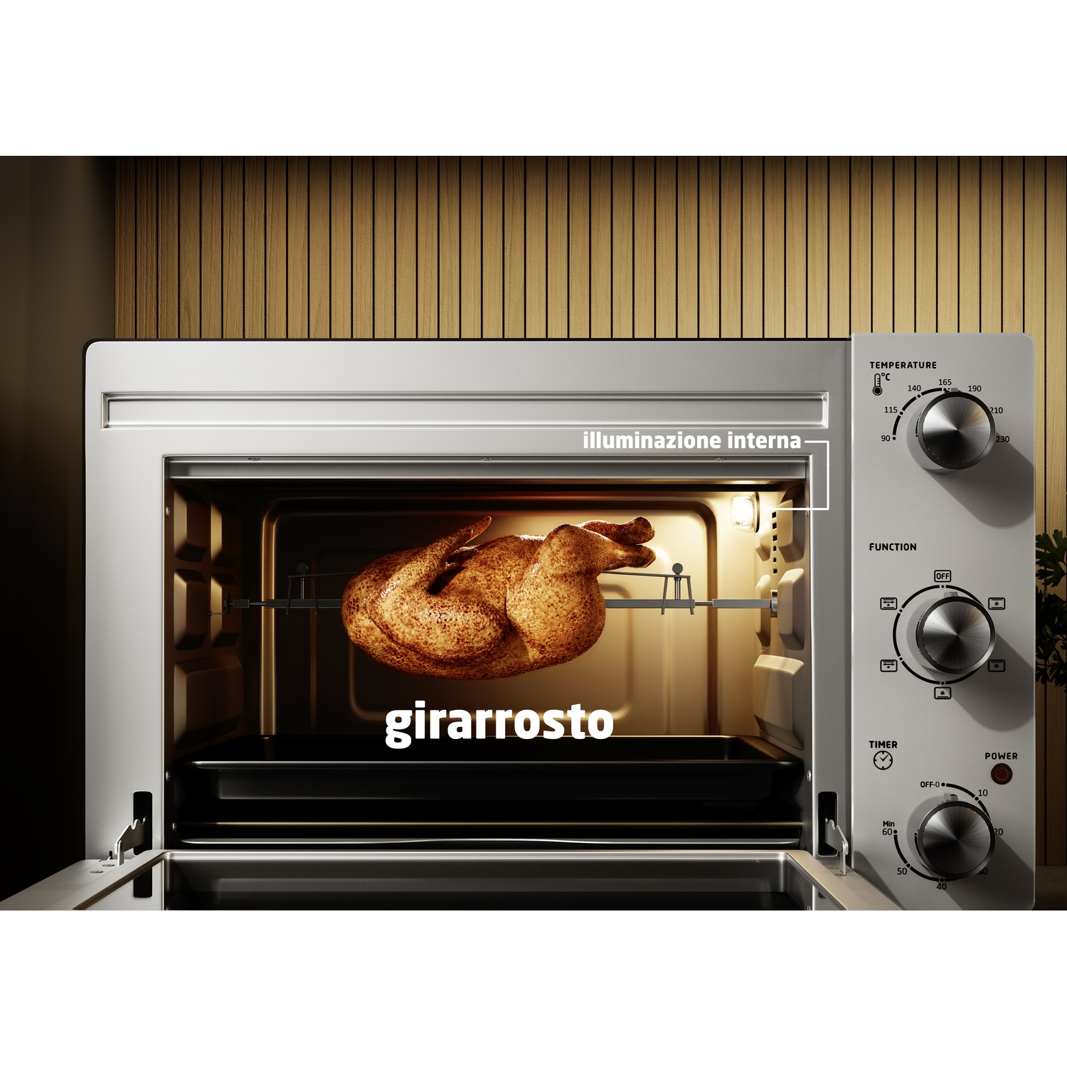 Un pollo arrosto dorato ruota su uno spiedo in un forno.