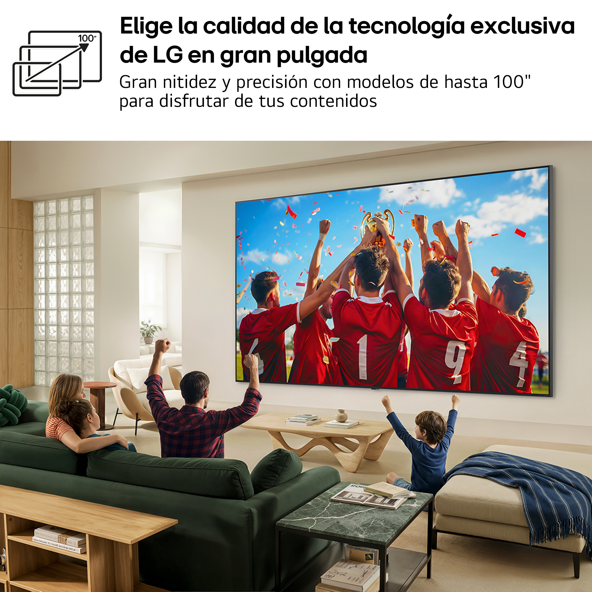 Familia ve a un equipo de fútbol levantar un trofeo en una pantalla gigante.