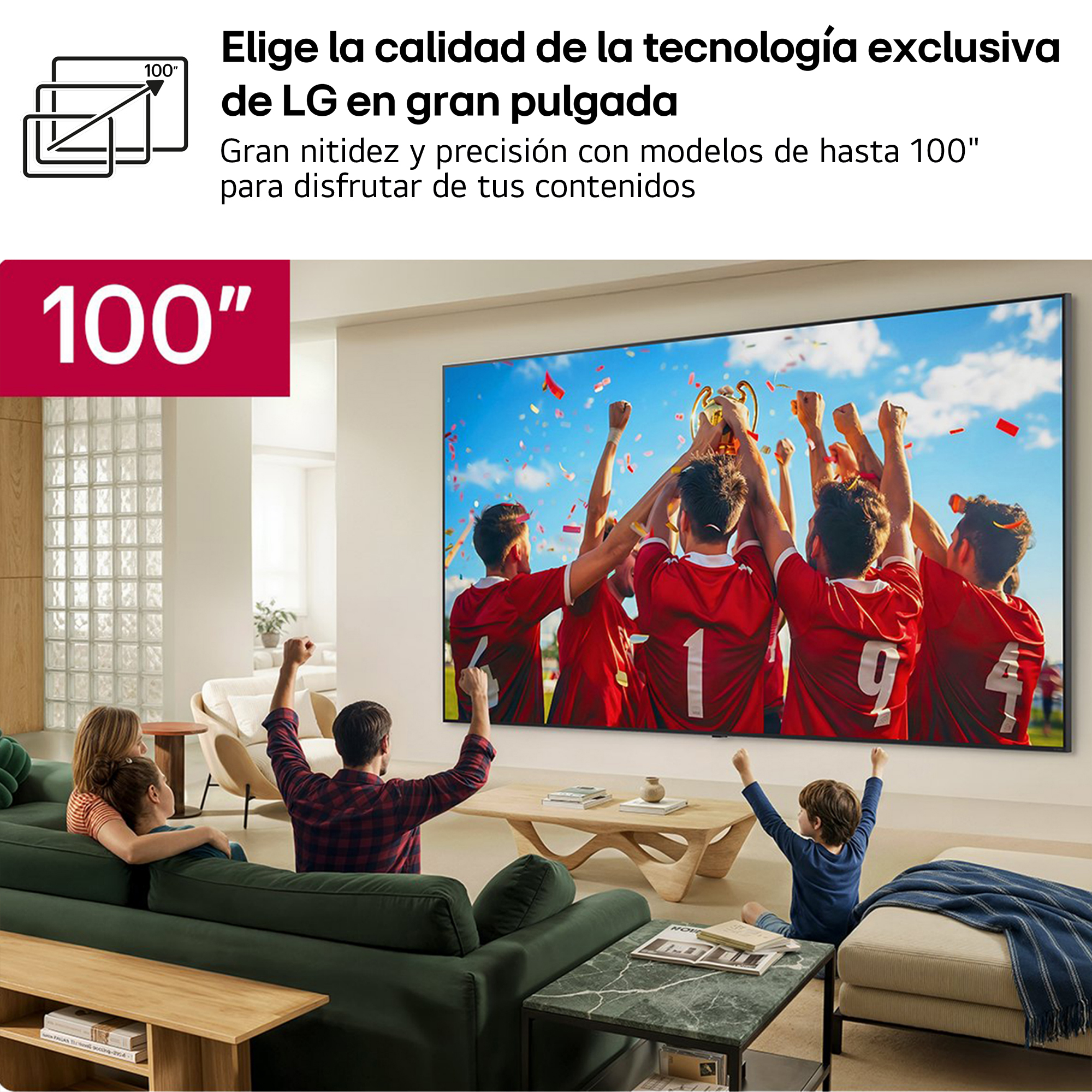Familia viendo TV: Futbolistas celebrando en pantalla, familia en sala.