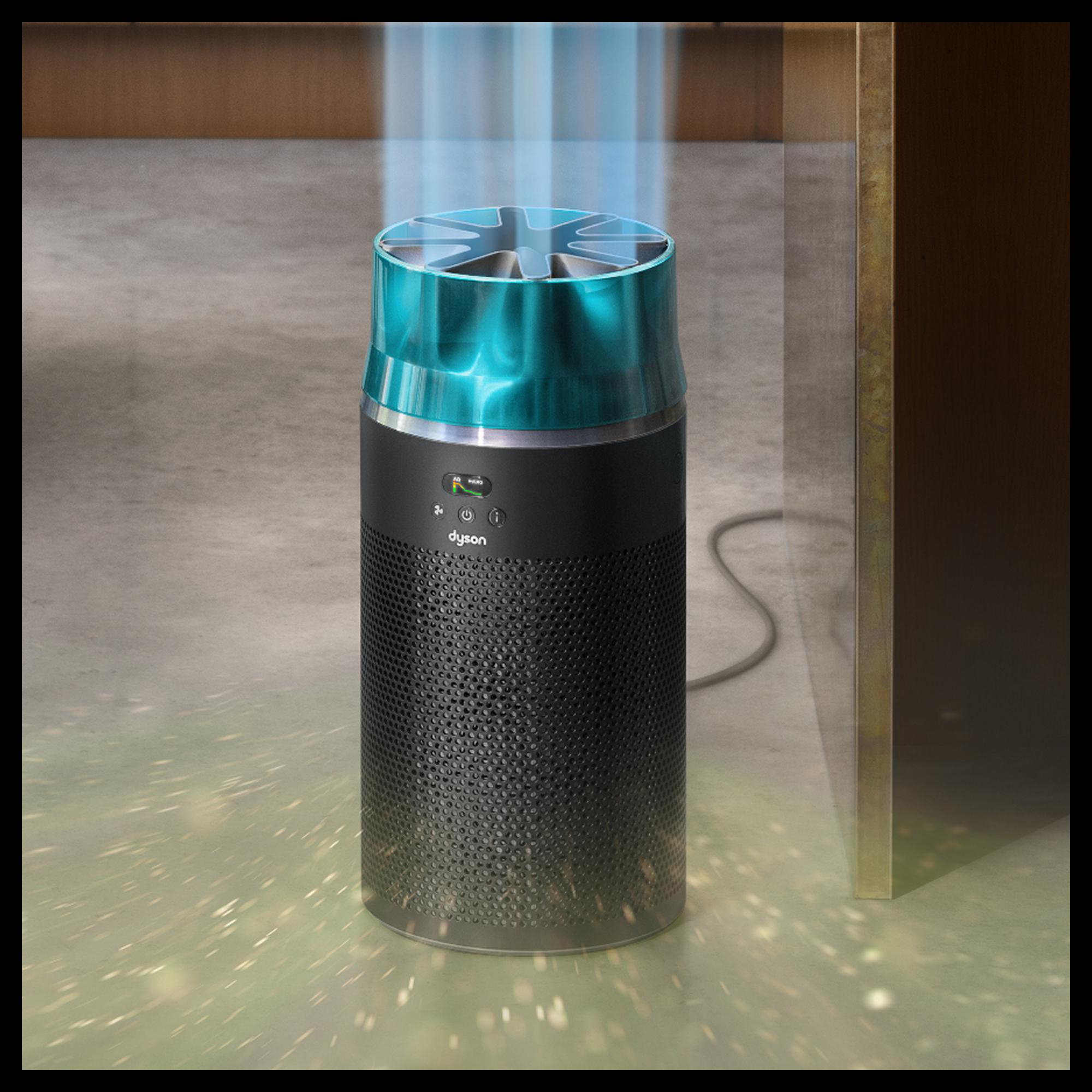 Ein Dyson Luftreiniger mit blauem Luftstrom auf einem Betonboden.
