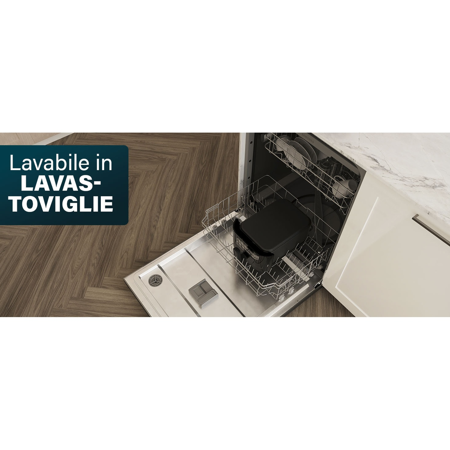Una lavastoviglie aperta con un contenitore nero nel cestello superiore su un pavimento in legno.