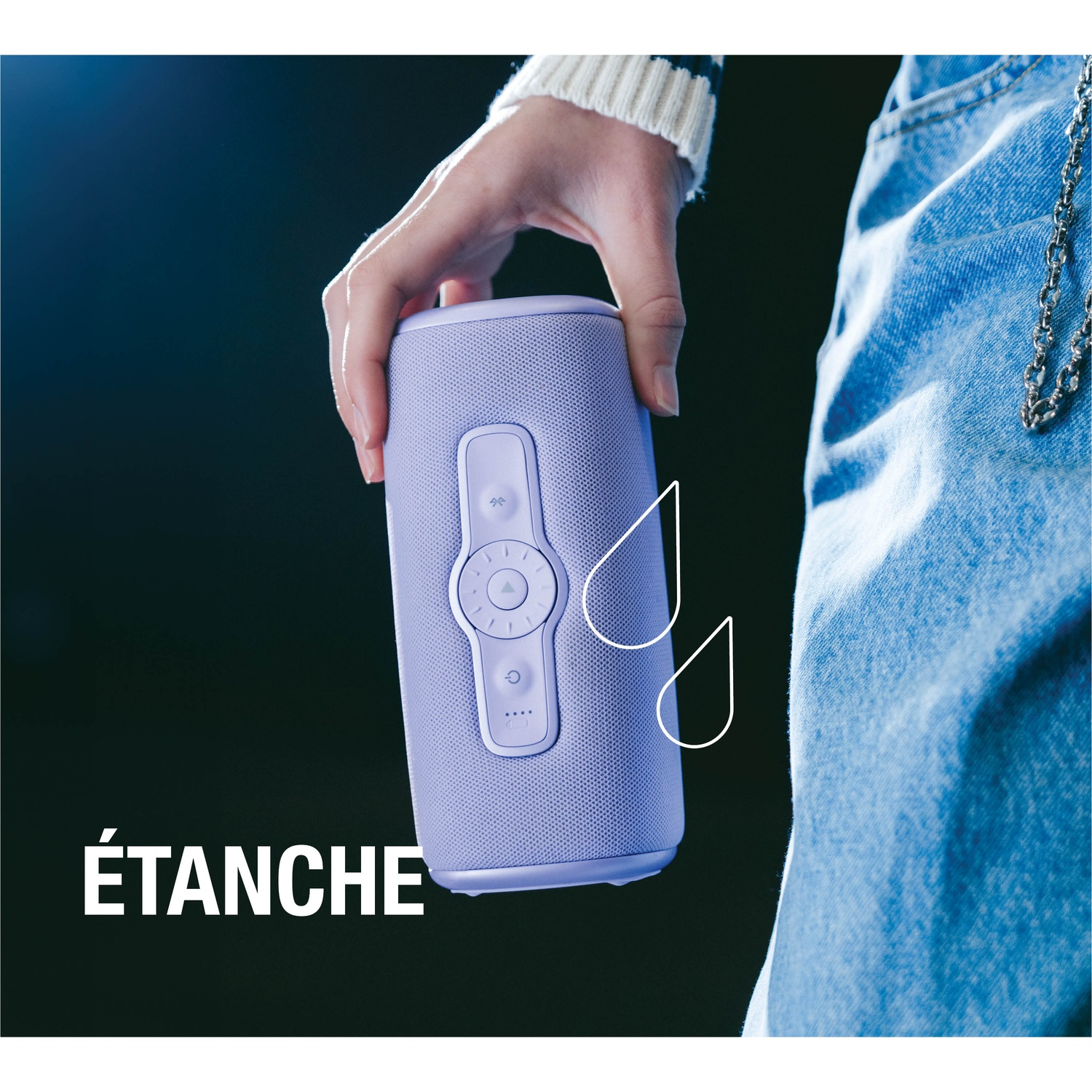 Une personne tient une enceinte violette avec des boutons de commande et des icônes de gouttes d'eau.