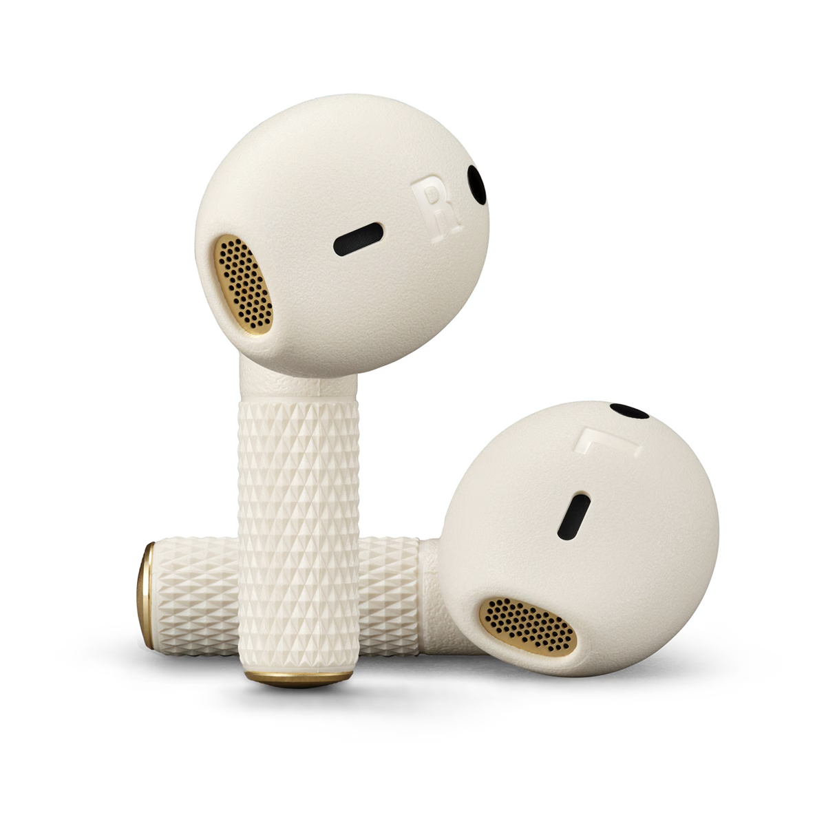 Dos auriculares blancos con patrón de diamantes y detalles dorados.
