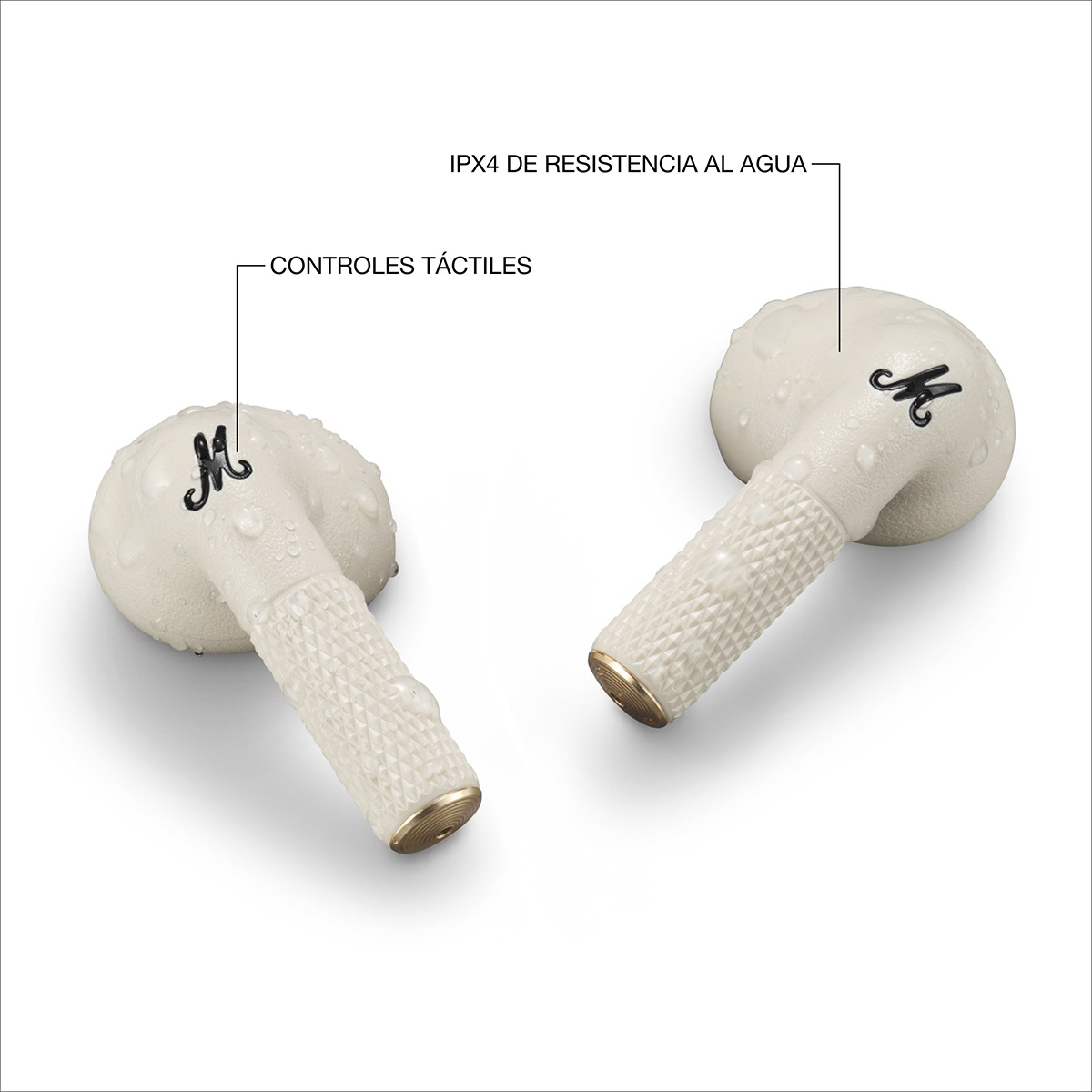Dos auriculares blancos con detalles dorados, cubiertos de gotas de agua. IPX4.