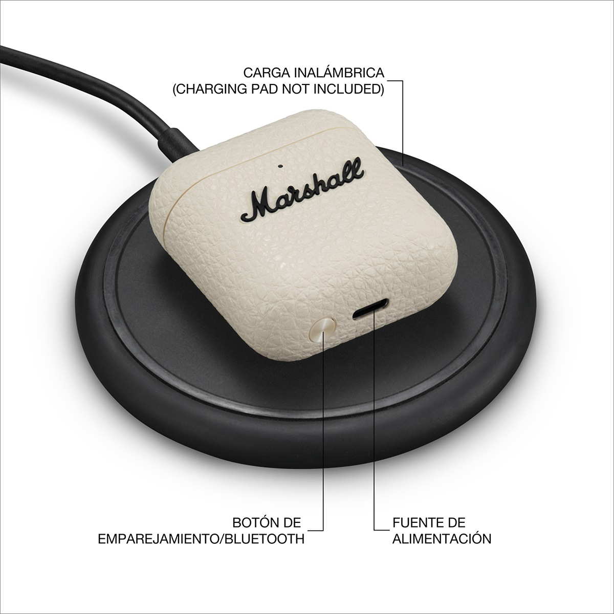 Funda beige de auriculares Marshall sobre base de carga negra. Etiqueta para carga inalámbrica.