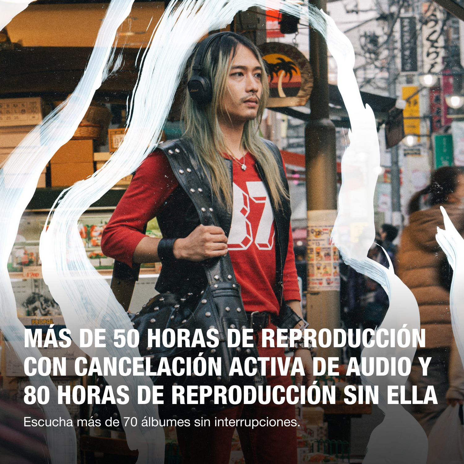 Hombre con auriculares en una calle concurrida de Japón, con texto sobre reproducción de audio.