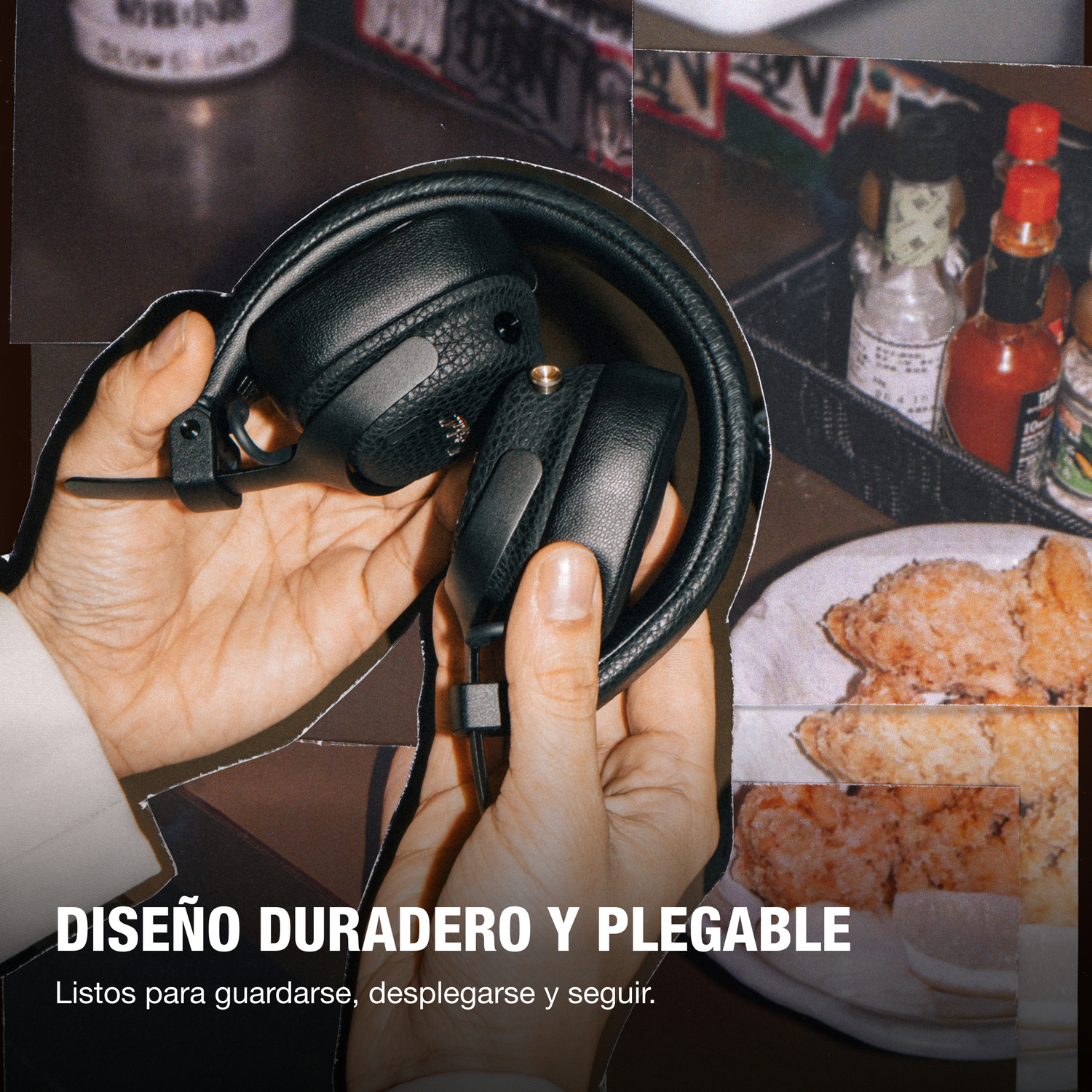 Manos sostienen auriculares negros. Comida y botellas al fondo.