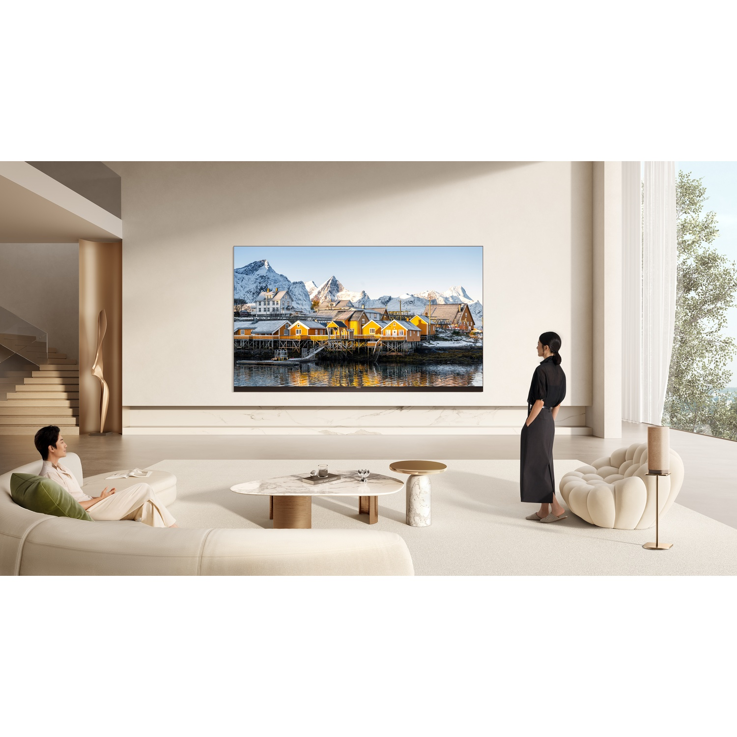 Persone in un soggiorno guardano una TV con paesaggio di villaggio norvegese.