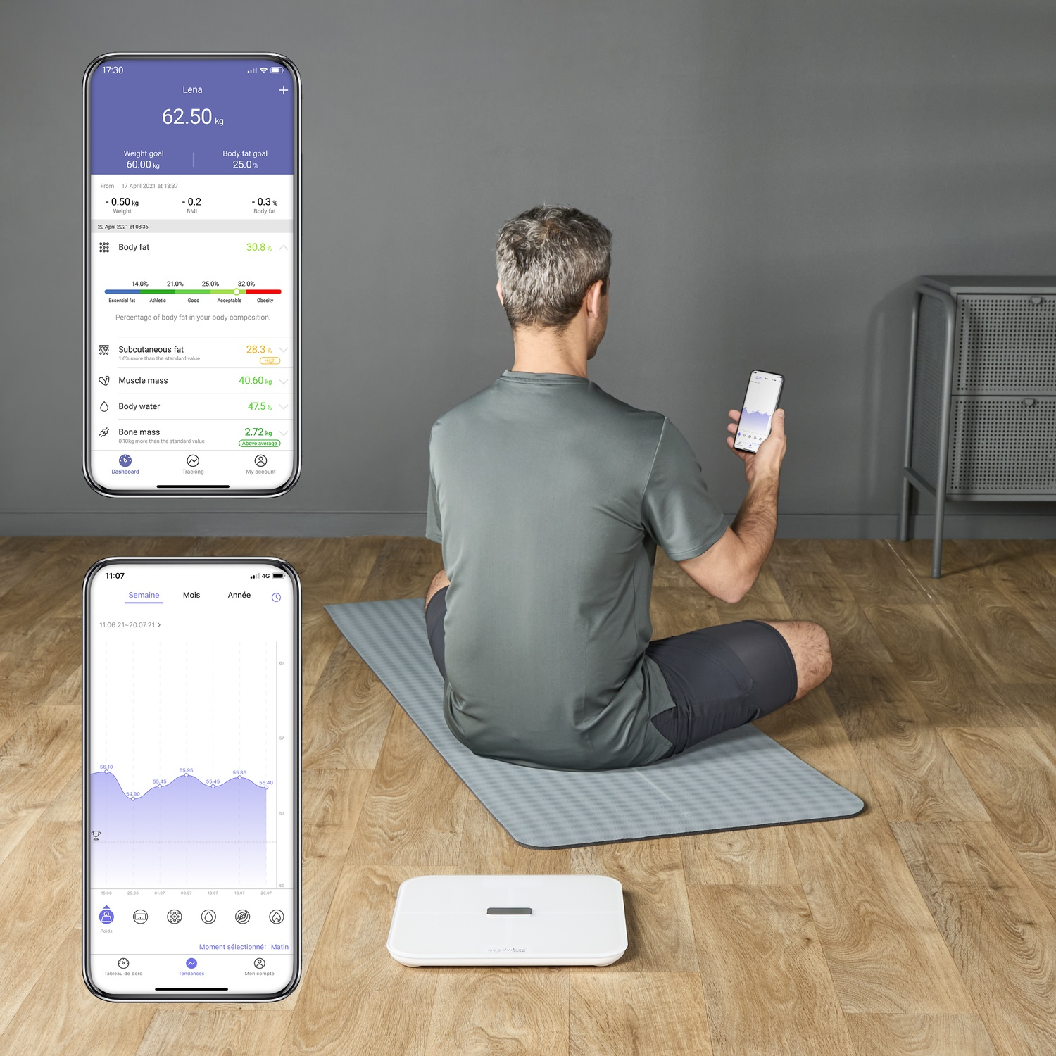 Man zit op mat voor weegschaal en smartphone met gezondheidsapp.
