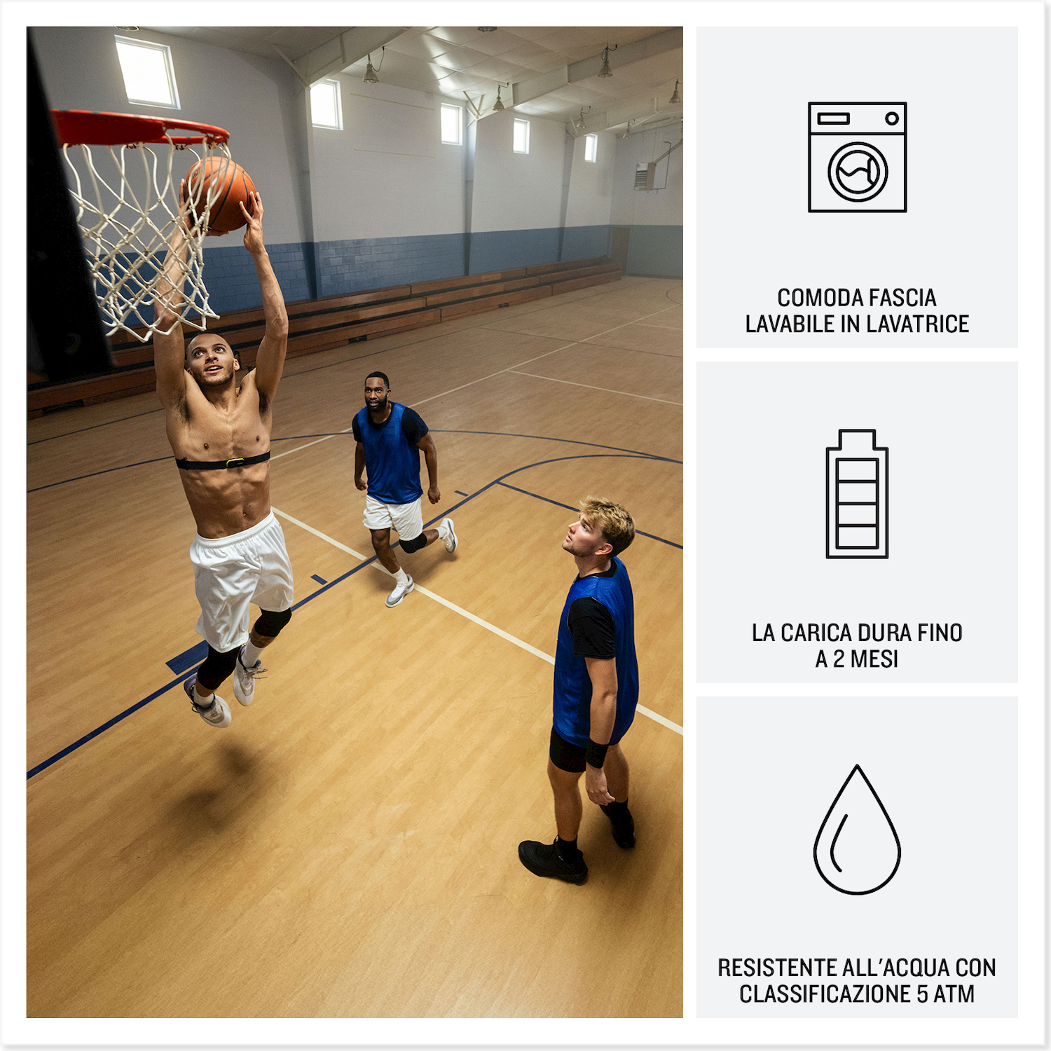 Giocatore di basket schiaccia la palla nel canestro, mentre altri due giocatori guardano.