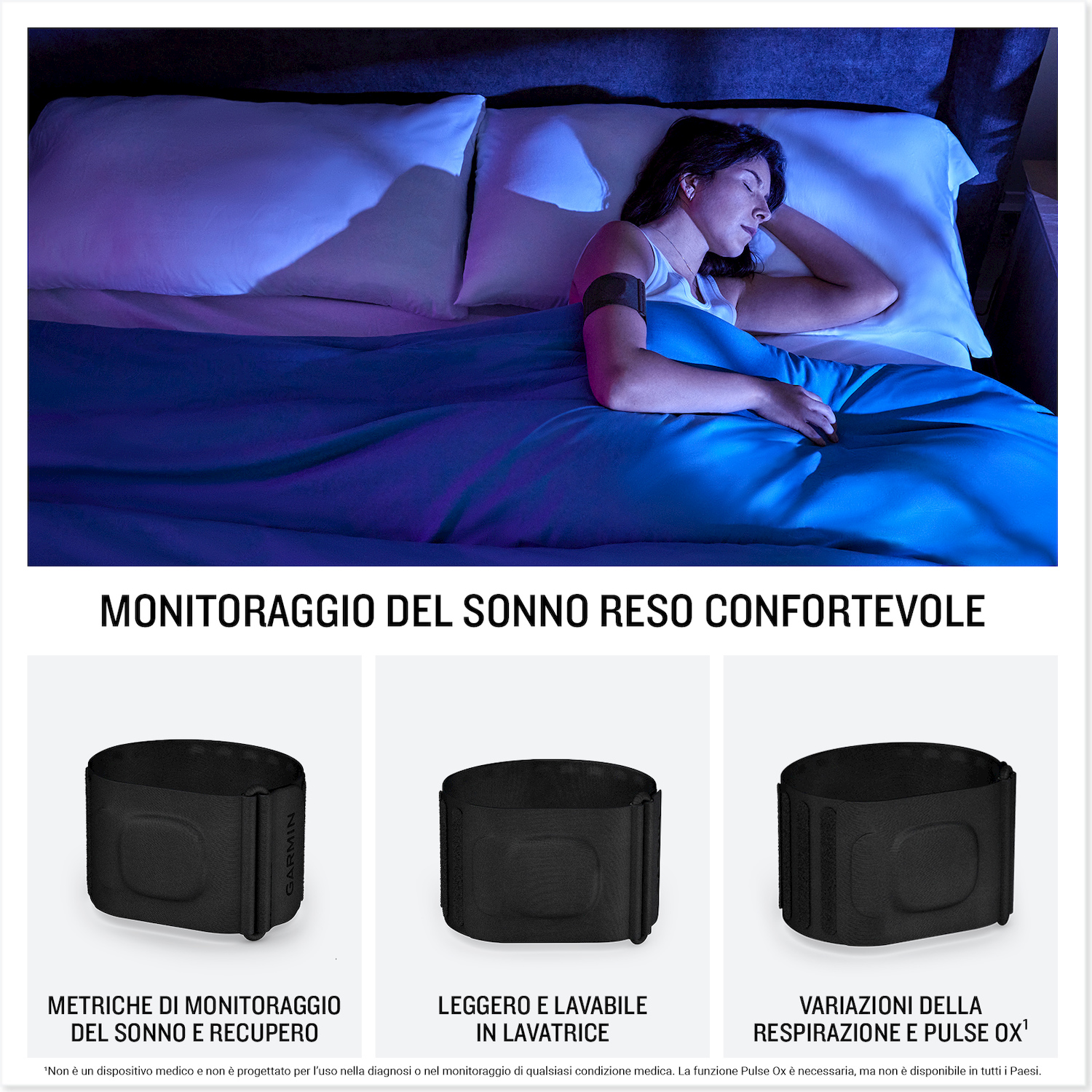 Una donna dorme con un monitor del sonno Garmin sul braccio in una camera da letto poco illuminata.