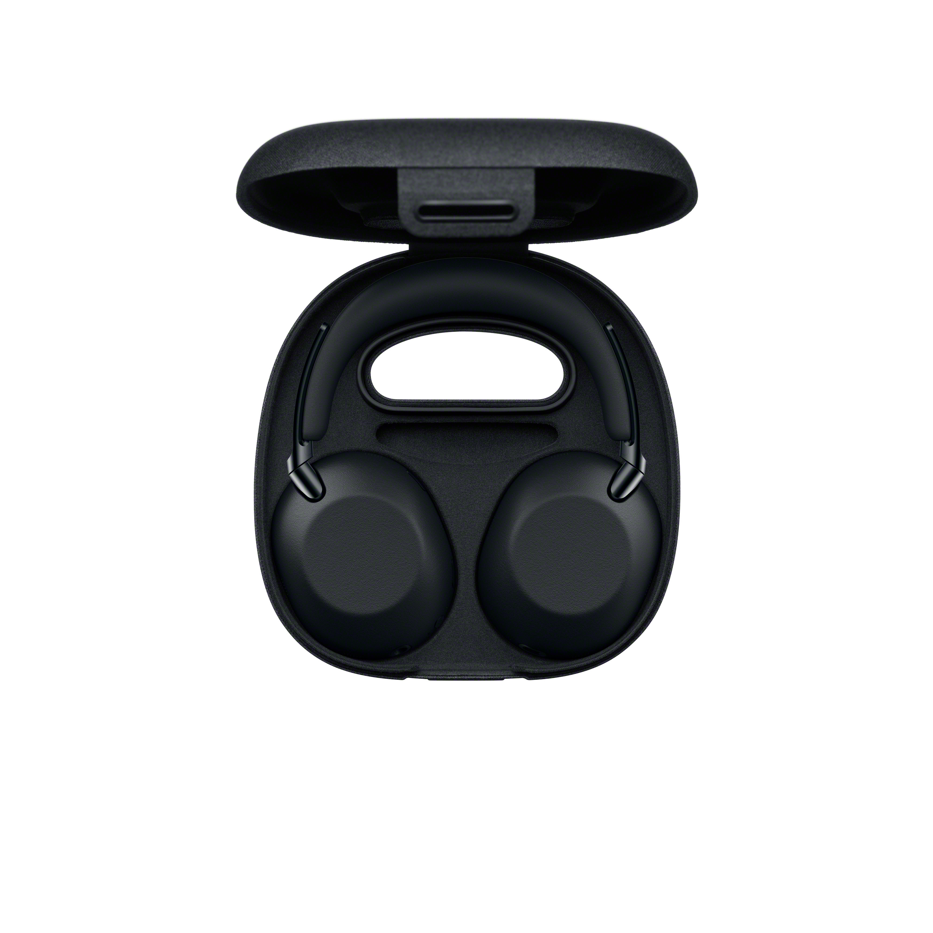Casque noir dans un étui de chargement ouvert.