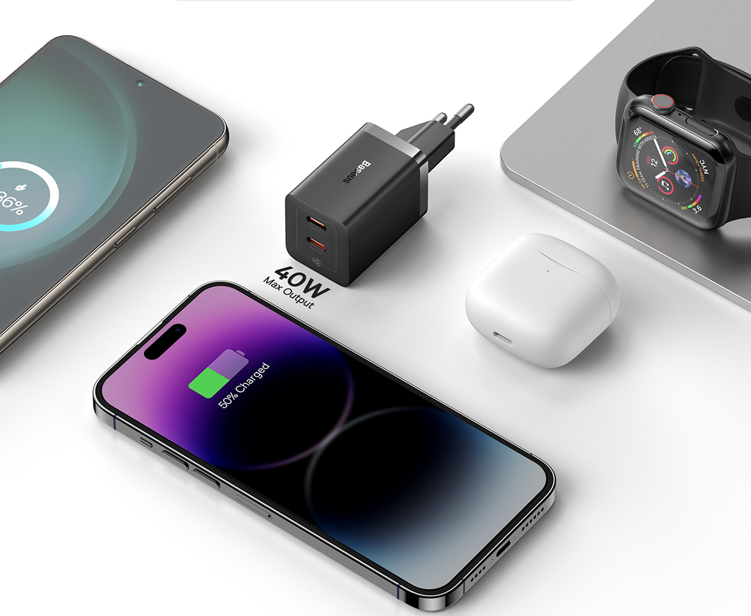 Un cargador negro de doble puerto, iPhone, teléfono Android, reloj inteligente y auriculares blancos.