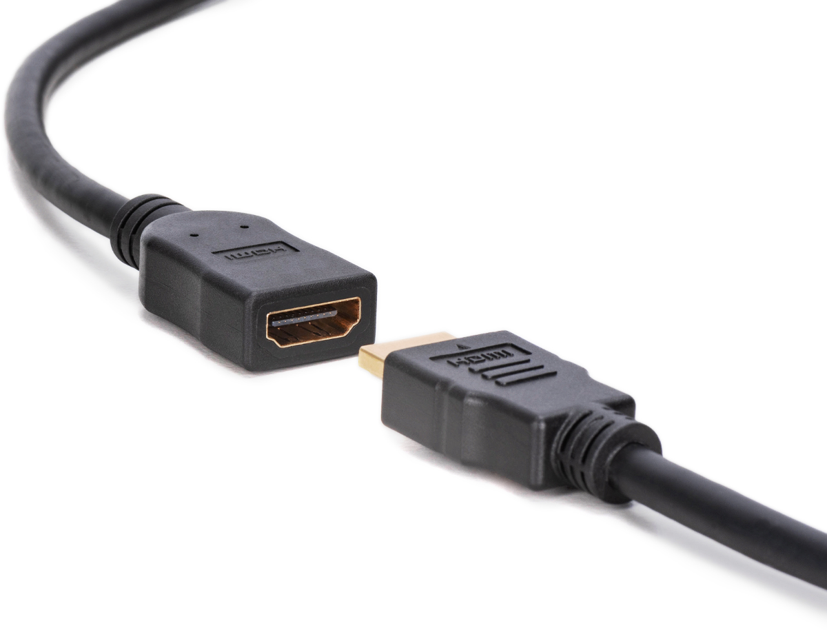 Nahaufnahme von zwei schwarzen HDMI-Kabeln mit Goldsteckern, eines teilweise in das andere eingesteckt.