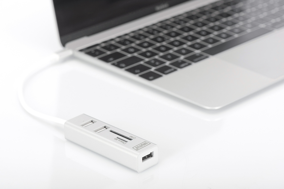 Ein weißer USB-Hub mit SD- und Micro-SD-Steckplätzen ist mit einem Laptop verbunden.