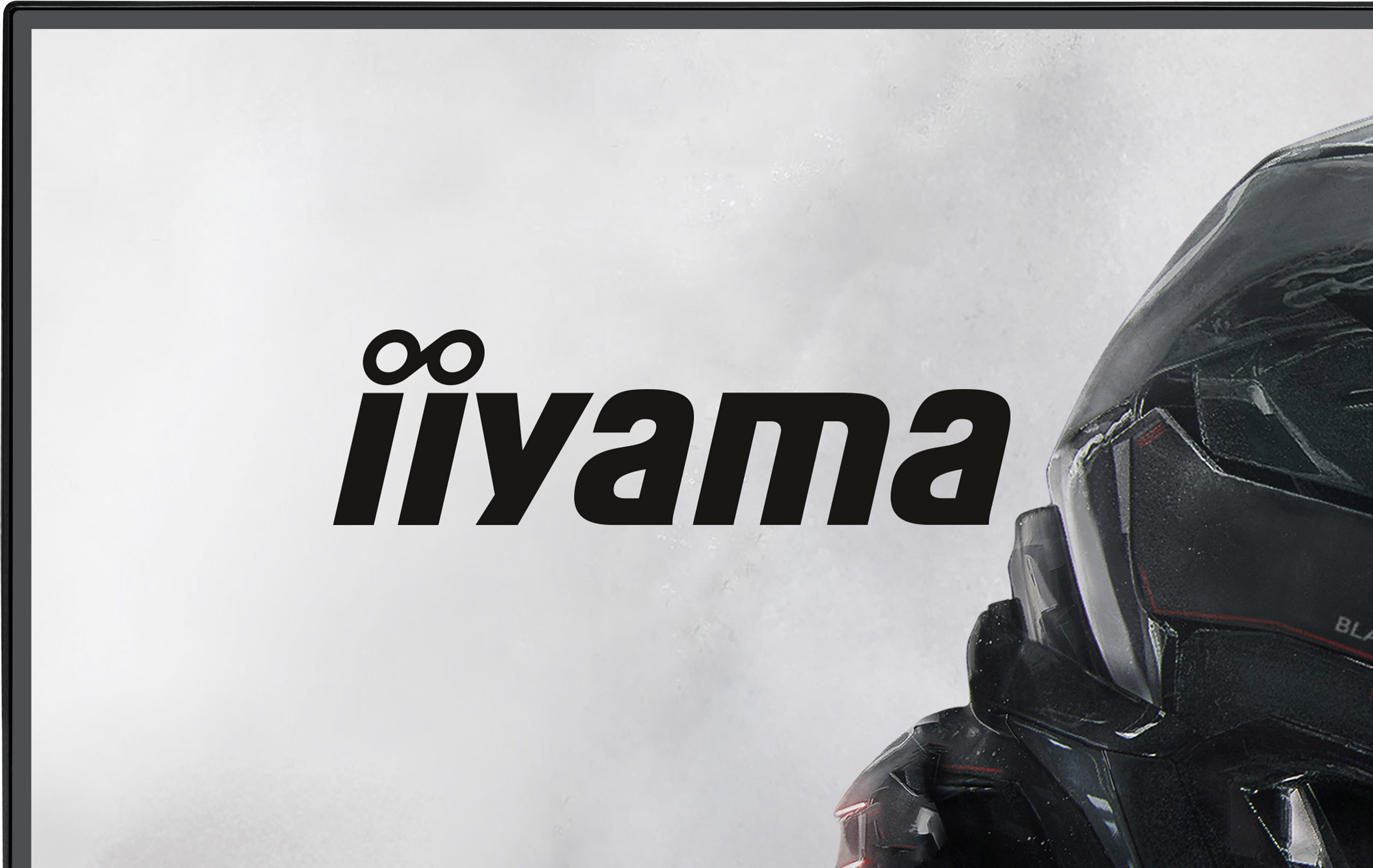 Logo Iiyama i część czarnego, futurystycznego hełmu.