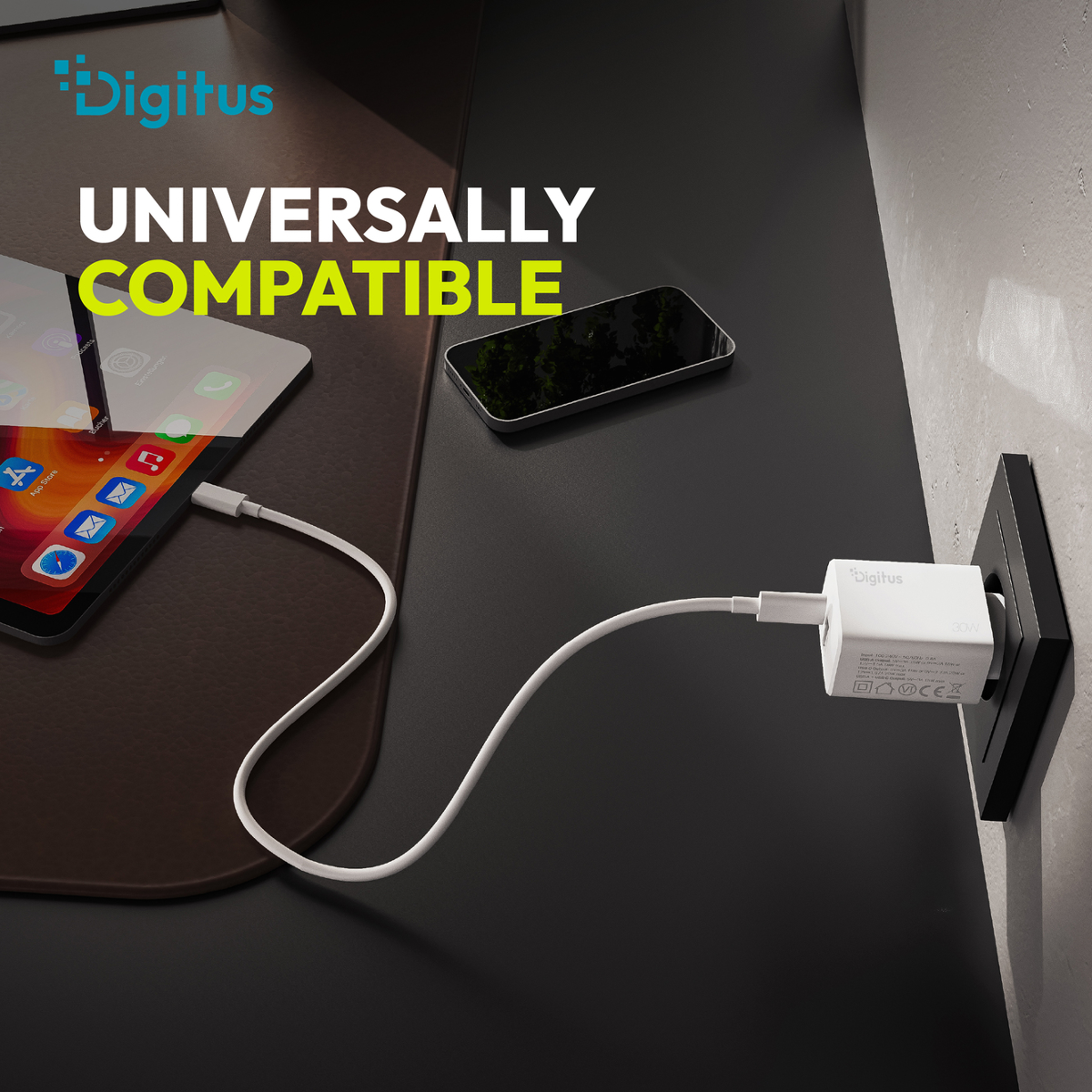 Ein weißes DigitUS Netzteil lädt ein Tablet und ein Smartphone über ein weißes Kabel.