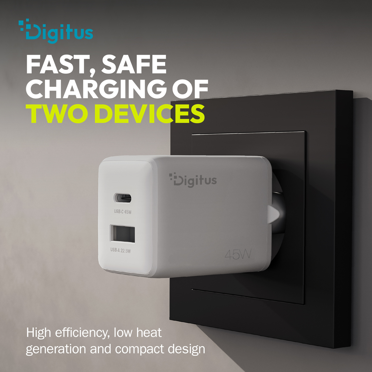 Weißes Digitus-Ladegerät mit USB-C- und USB-A-Anschlüssen, eingesteckt in eine schwarze Steckdose.