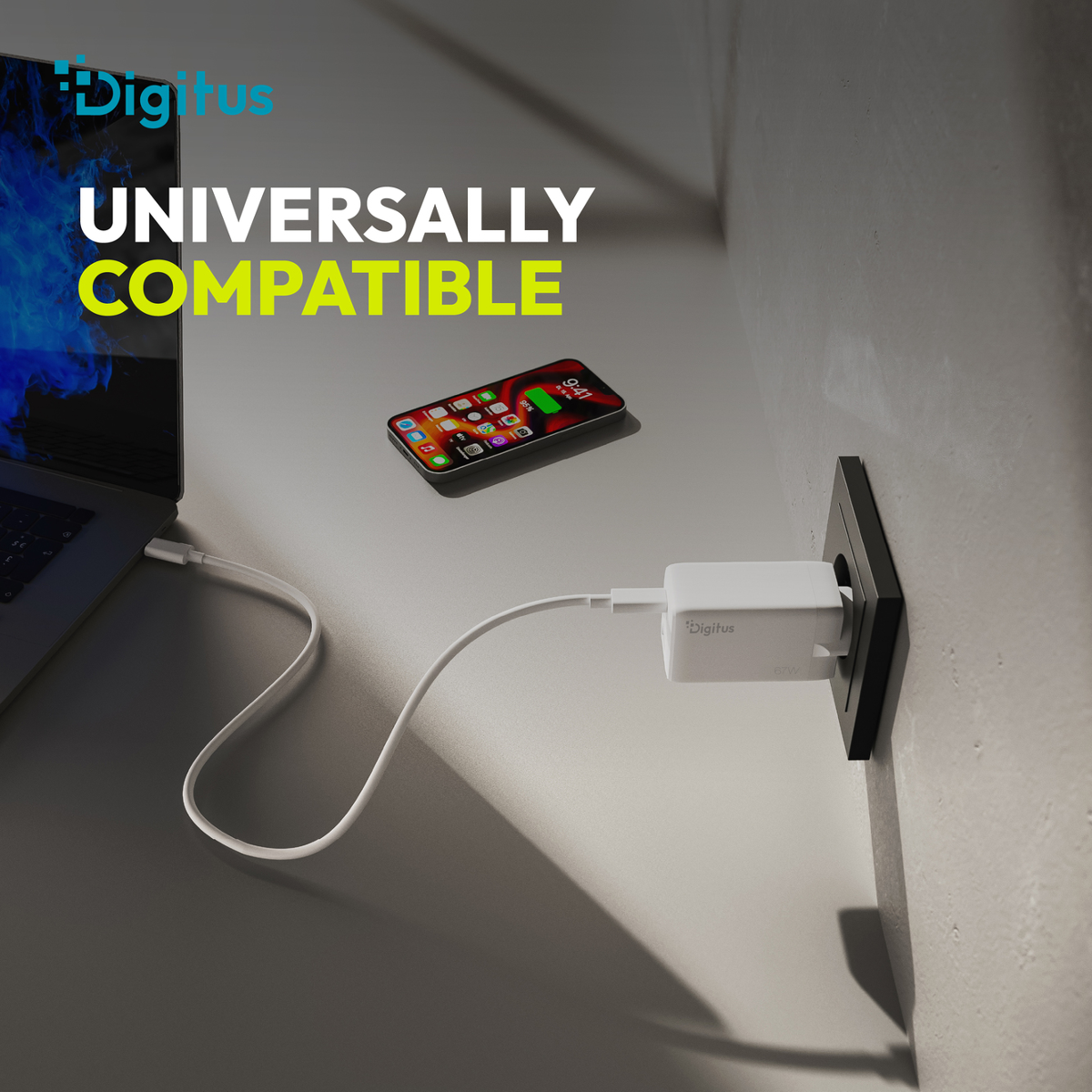 Ein weißer Netzstecker lädt ein Smartphone und einen Laptop auf.