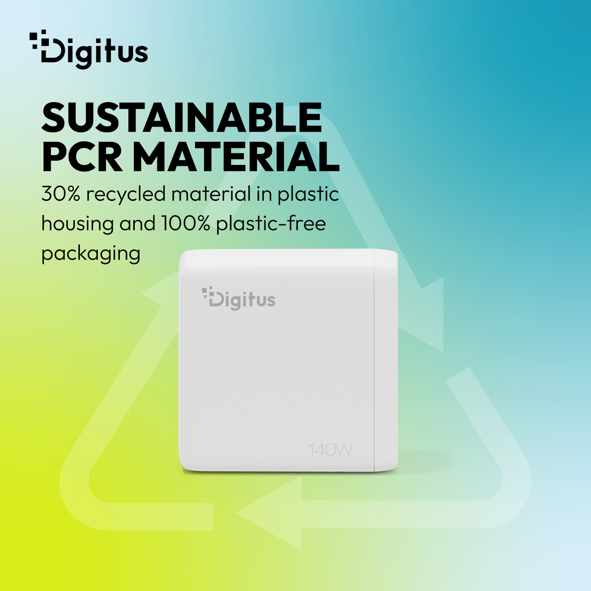 Ein weißer Digitus 140W Ladestecker mit Recycling-Symbol auf grün-blauem Hintergrund.