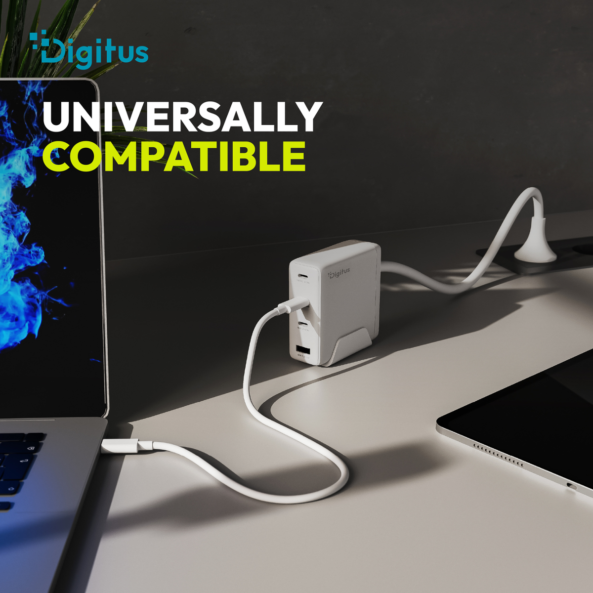 Ein weißes Digitus-Ladegerät verbindet Laptop und Tablet und zeigt „Universally Compatible“ an.