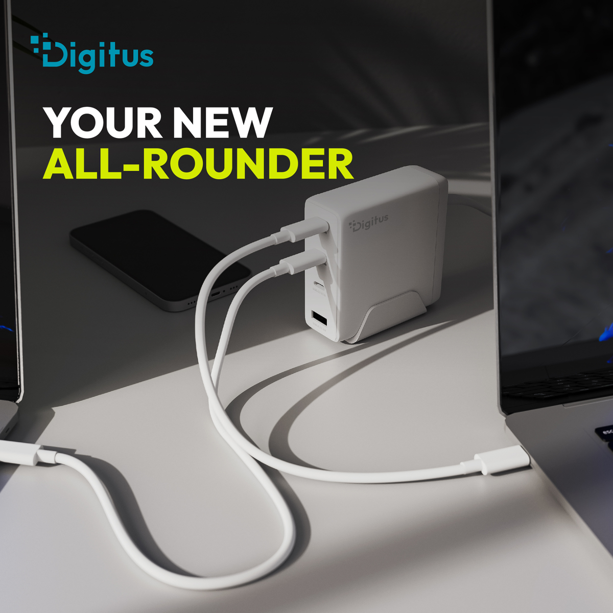 Ein weißer Ladegerät von Digitus mit zwei USB-C-Anschlüssen, verbunden mit Laptops und einem Smartphone.