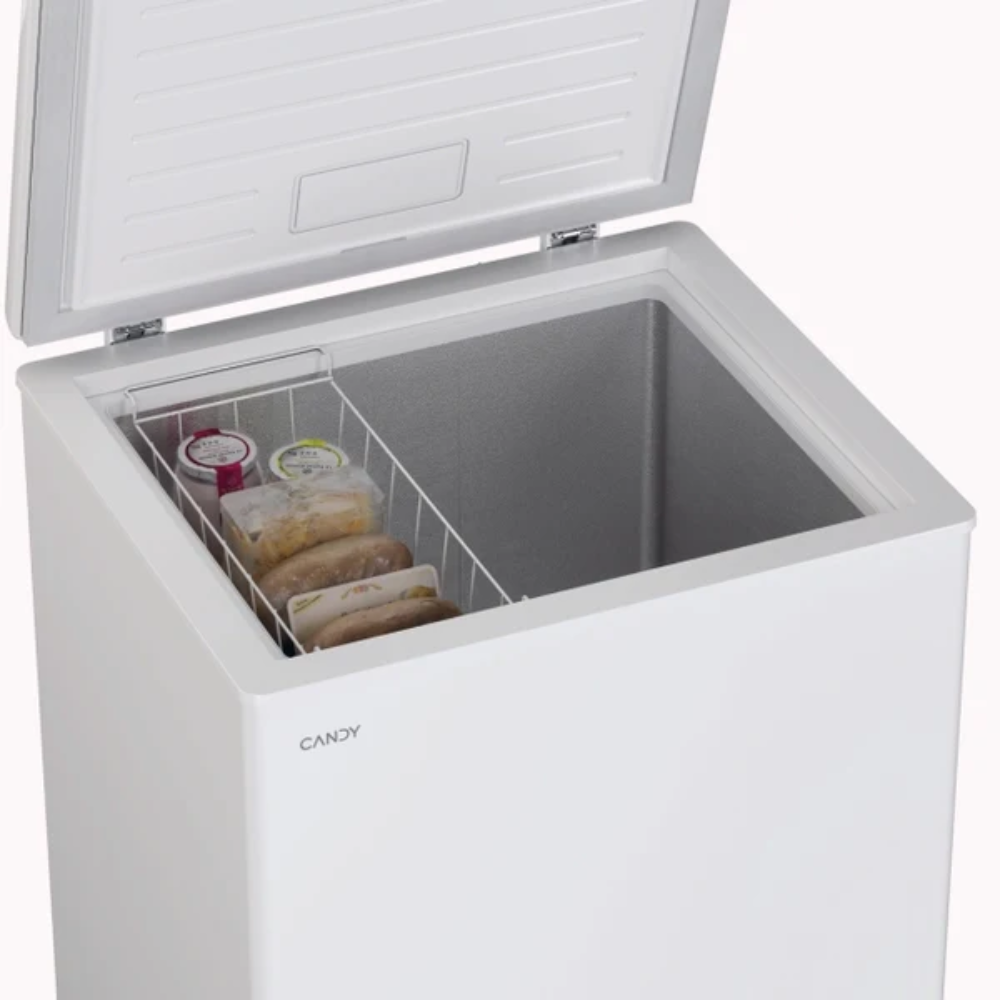 Congelador horizontal blanco con tapa abierta, con una cesta con alimentos dentro.