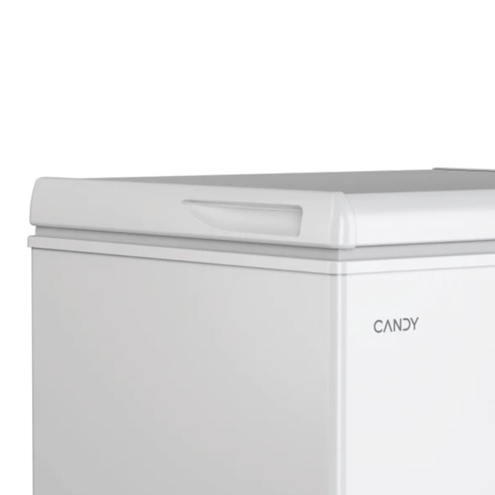 Un congelador horizontal blanco Candy con asa y logo en la parte delantera.